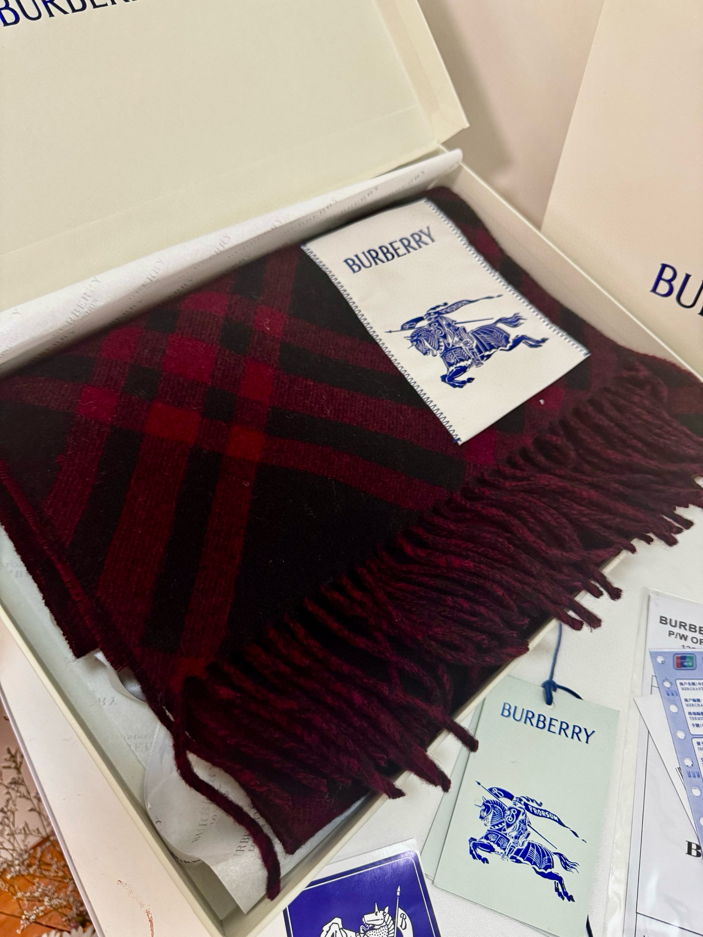 🆕Burberry新款苏格兰格纹羊绒围巾，继全智贤带火的格纹款围巾之后，Bur又一款力作上市，Burbe