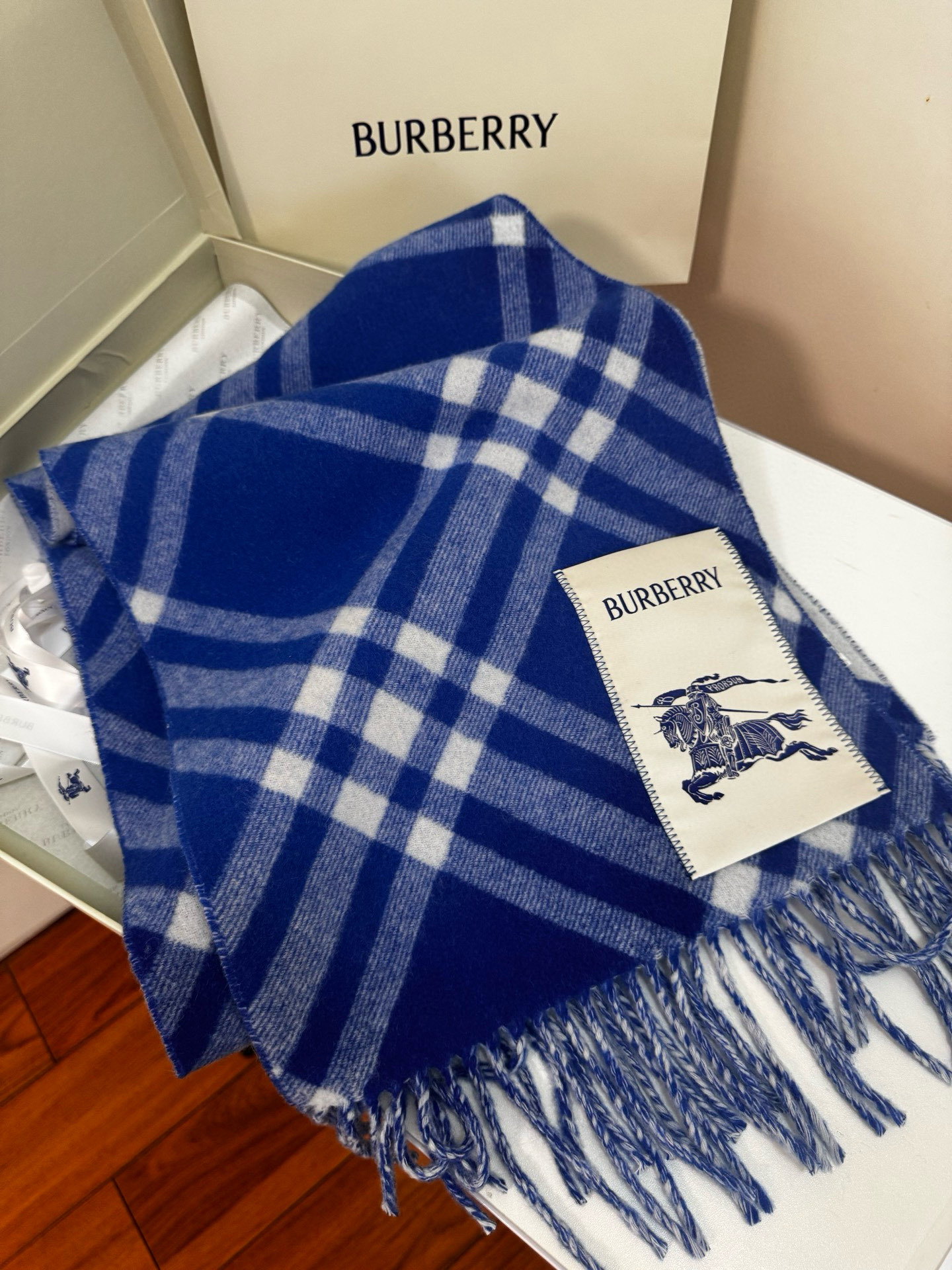 🆕Burberry新款苏格兰格纹羊绒围巾，继全智贤带火的格纹款围巾之后，Bur又一款力作上市，Burbe