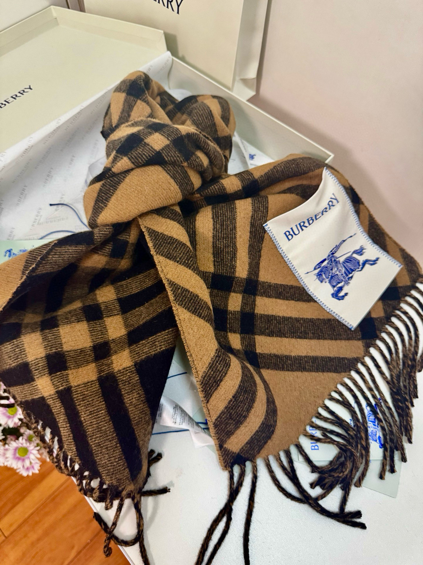 🆕Burberry新款苏格兰格纹羊绒围巾，继全智贤带火的格纹款围巾之后，Bur又一款力作上市，Burbe