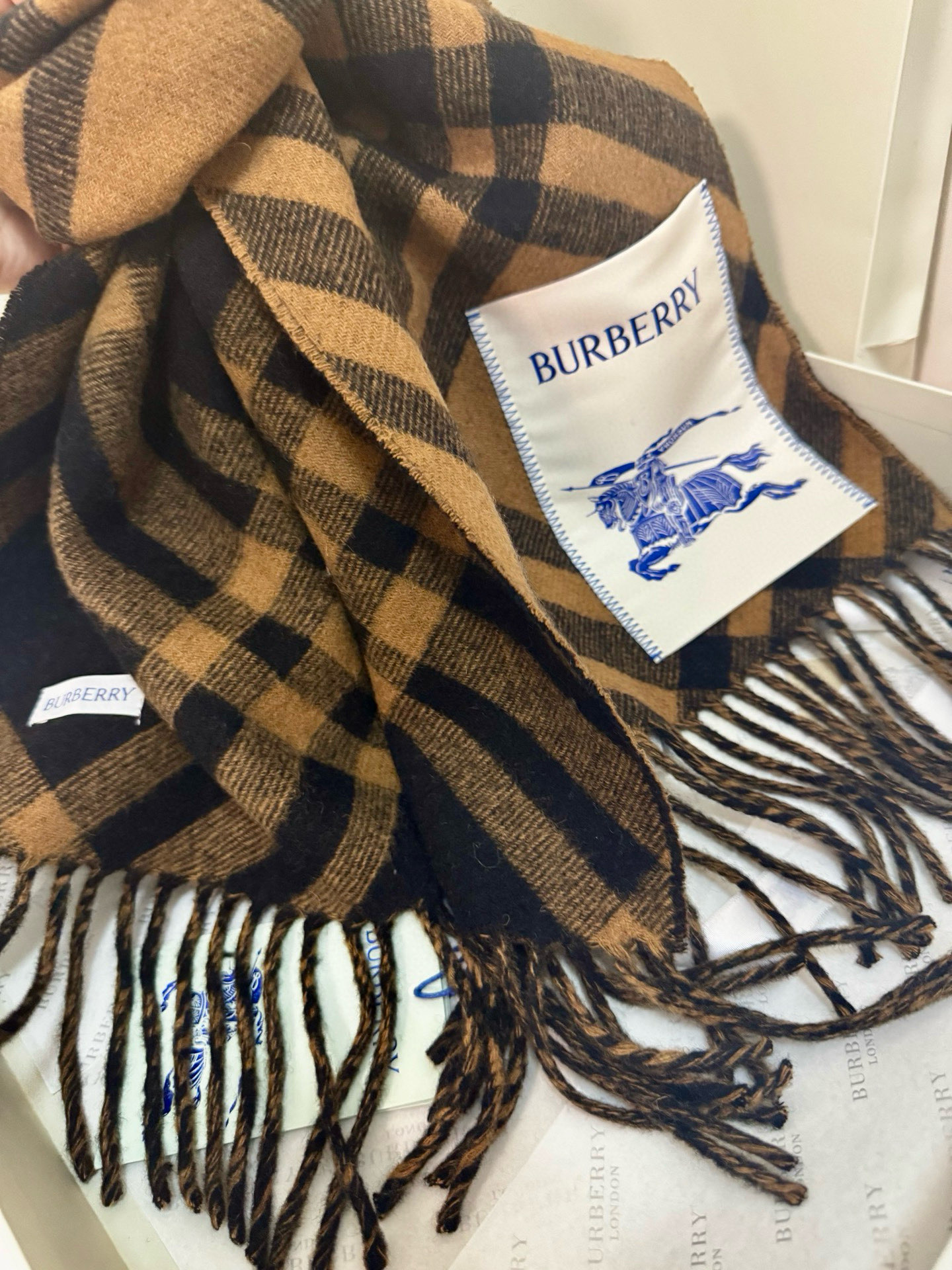 🆕Burberry新款苏格兰格纹羊绒围巾，继全智贤带火的格纹款围巾之后，Bur又一款力作上市，Burbe