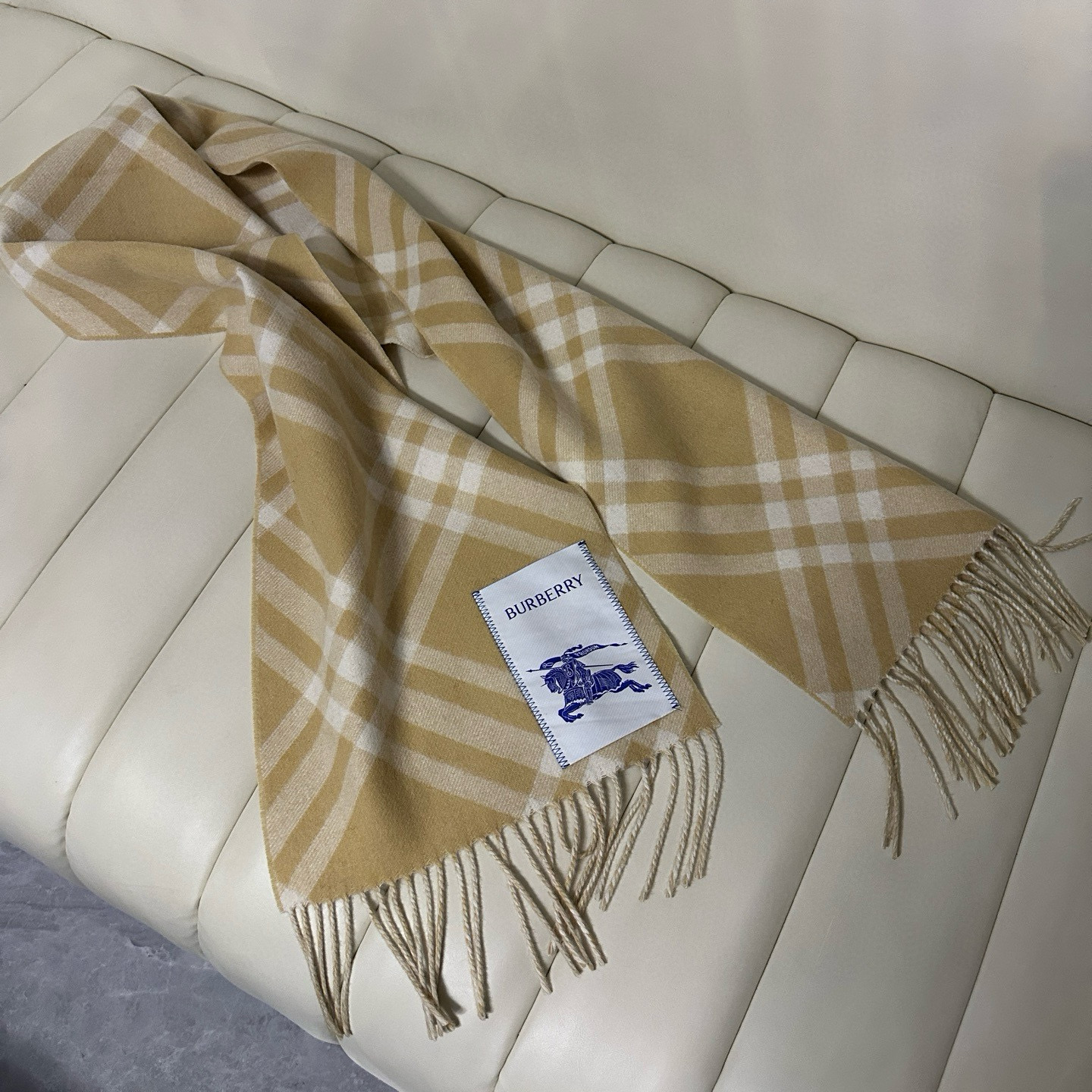 🆕Burberry新款苏格兰格纹羊绒围巾，继全智贤带火的格纹款围巾之后，Bur又一款力作上市，Burbe