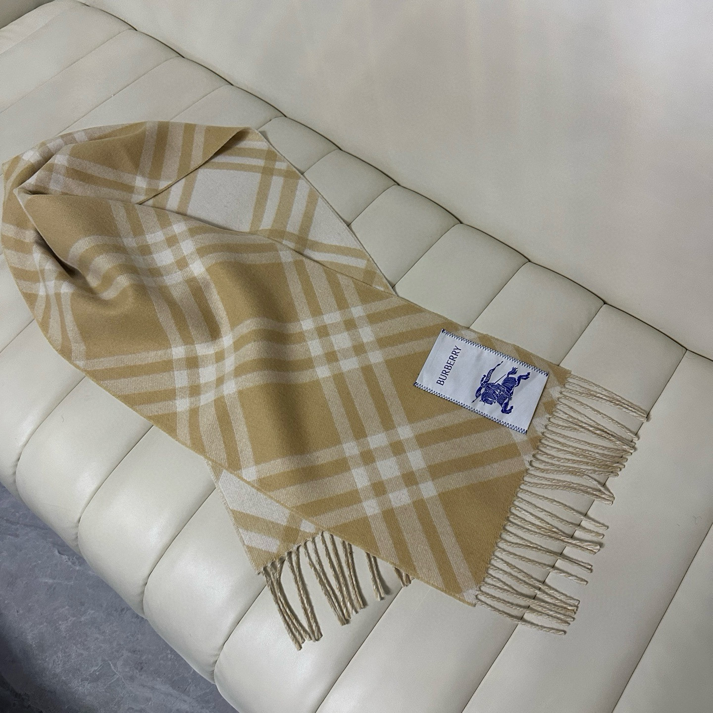 🆕Burberry新款苏格兰格纹羊绒围巾，继全智贤带火的格纹款围巾之后，Bur又一款力作上市，Burbe