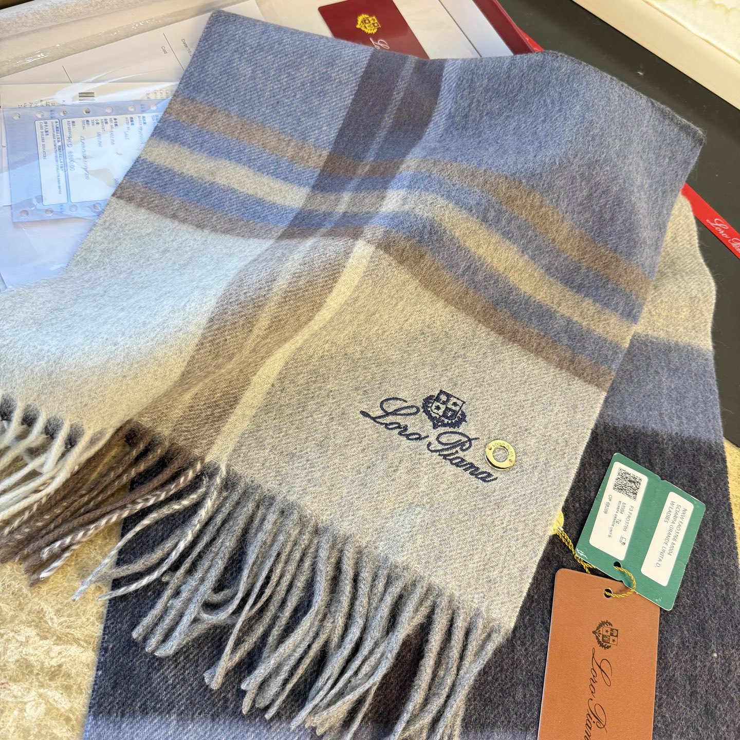 🆕Loro Piana · 诺悠翩雅秋冬新品❗️【极品山羊绒水波纹格纹围巾】送人自留都太高大上了😍重磅上