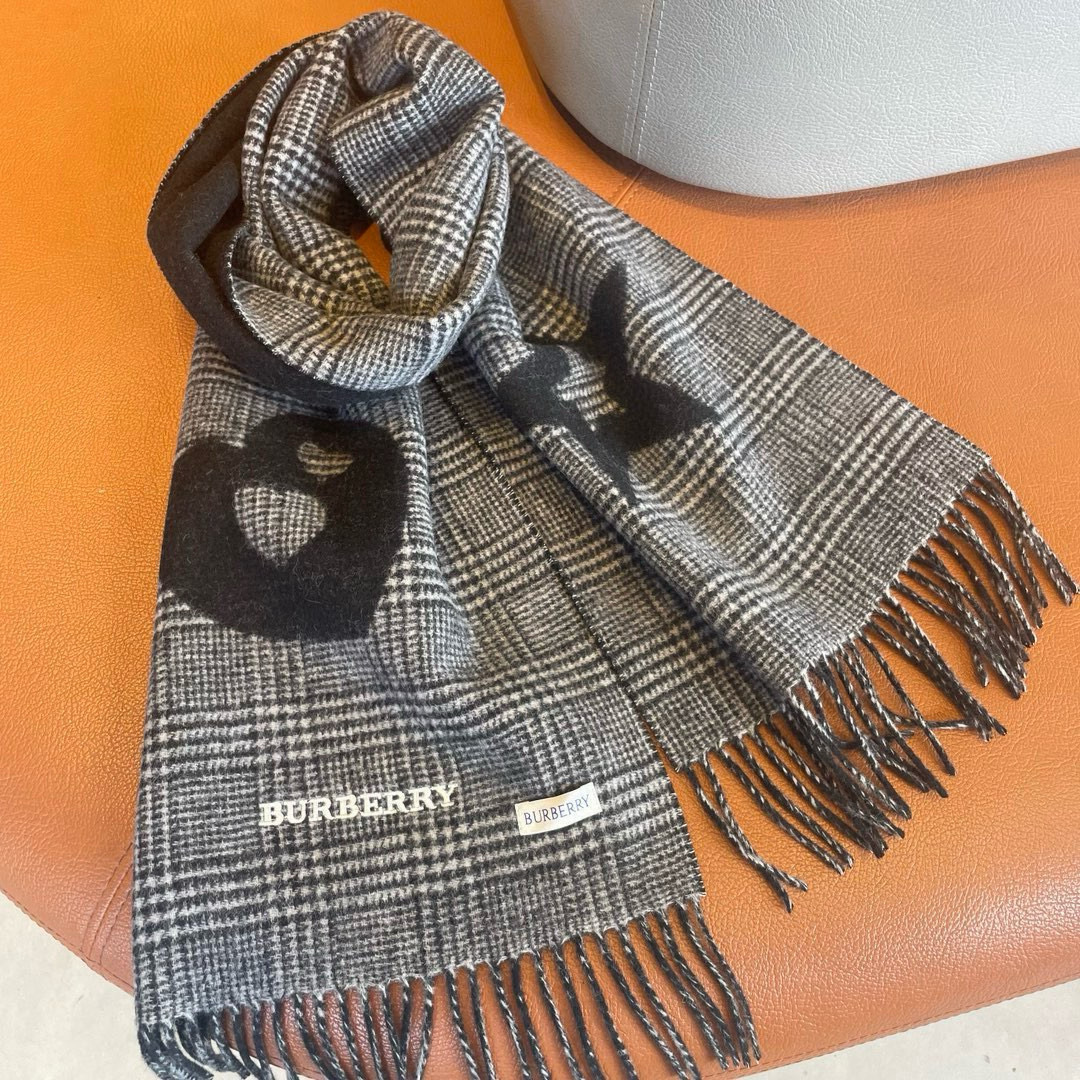 🆕Burberry元素双面提花围巾‼️B家这款羊绒披肩的面料非常满意~手感真的好到不行‼️寒冬贴脖子围真