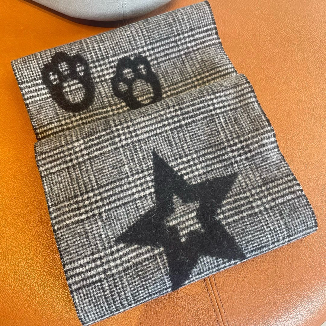 🆕Burberry元素双面提花围巾‼️B家这款羊绒披肩的面料非常满意~手感真的好到不行‼️寒冬贴脖子围真