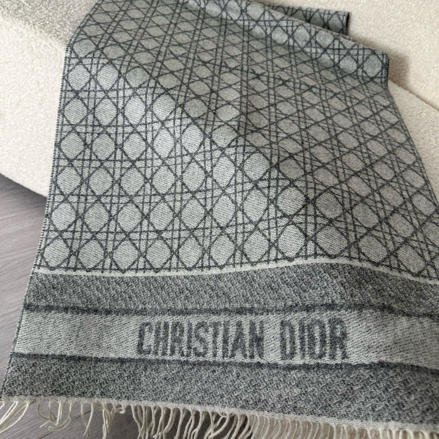 🆕CD新款菱格银丝羊绒双面提花大披肩‼️Blingbling 的银光闪闪，柔软亲肤，凭实力火出圈的经典款