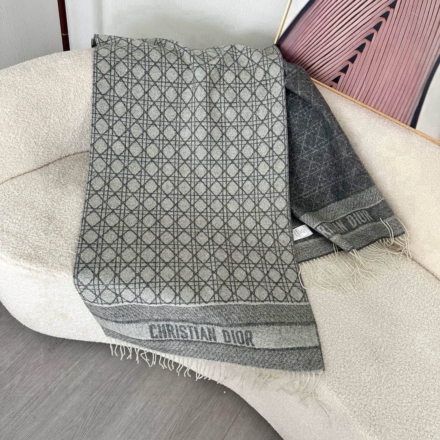 🆕CD新款菱格银丝羊绒双面提花大披肩‼️Blingbling 的银光闪闪，柔软亲肤，凭实力火出圈的经典款