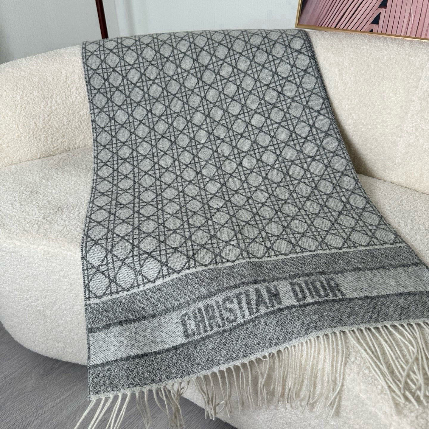 🆕CD新款菱格银丝羊绒双面提花大披肩‼️Blingbling 的银光闪闪，柔软亲肤，凭实力火出圈的经典款