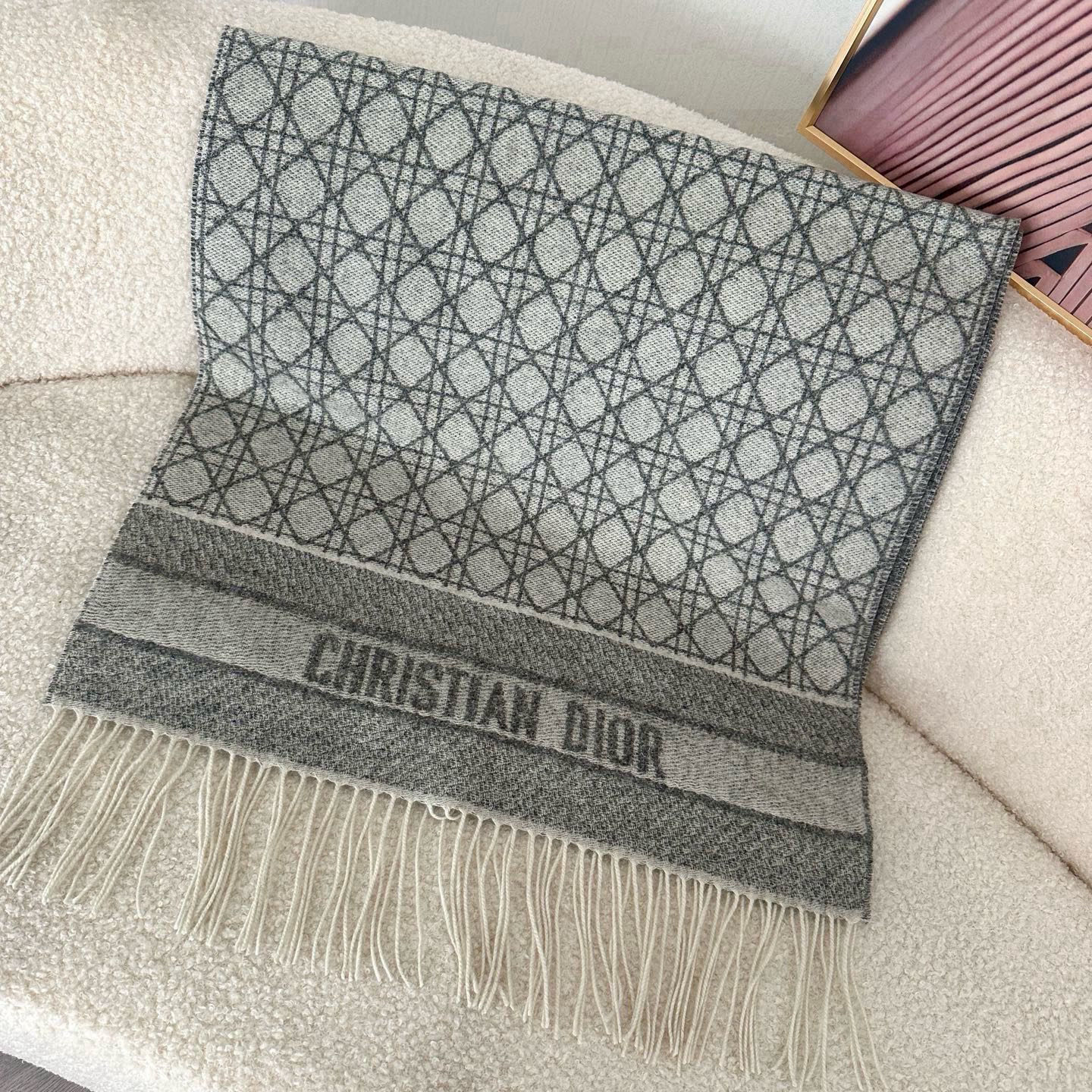 🆕CD新款菱格银丝羊绒双面提花大披肩‼️Blingbling 的银光闪闪，柔软亲肤，凭实力火出圈的经典款