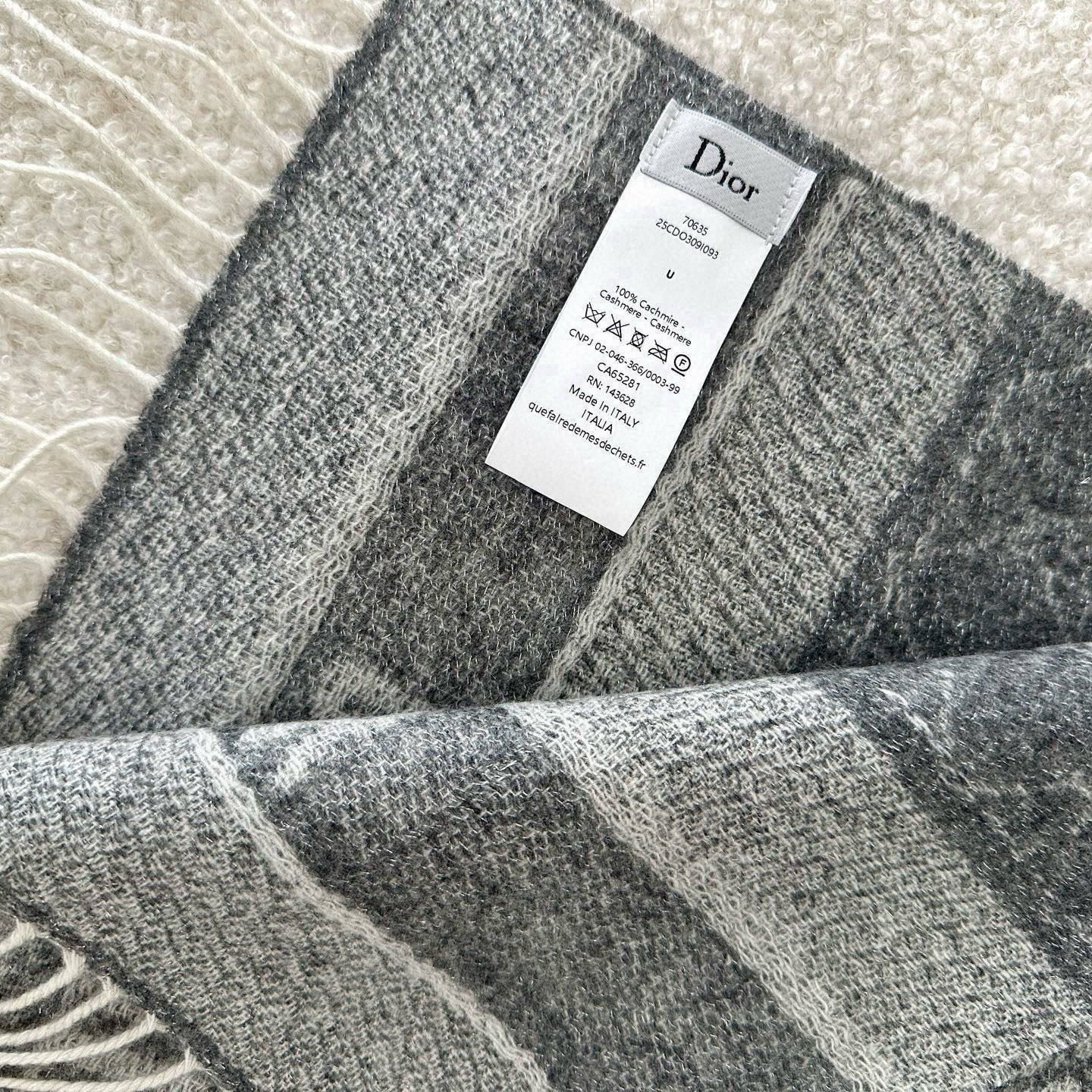 🆕CD新款菱格银丝羊绒双面提花大披肩‼️Blingbling 的银光闪闪，柔软亲肤，凭实力火出圈的经典款