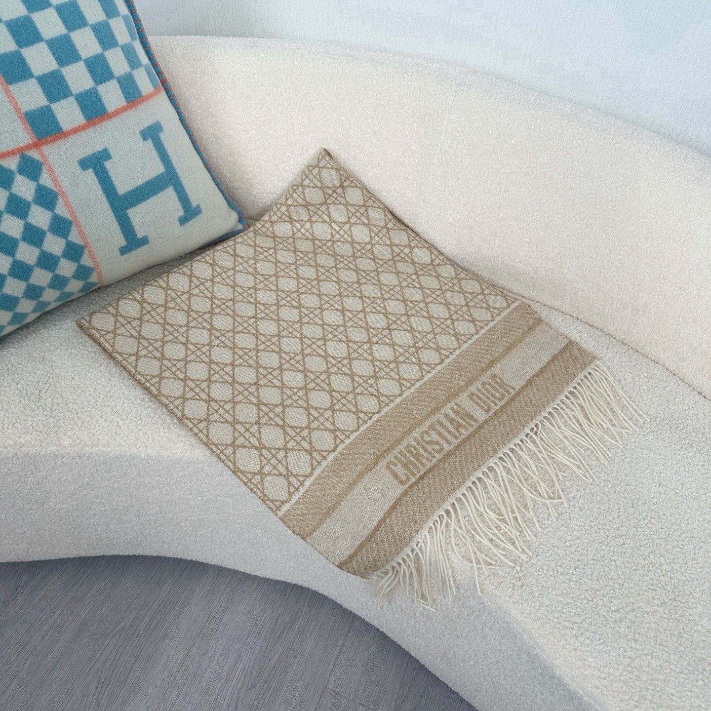 🆕CD新款菱格银丝羊绒双面提花大披肩‼️Blingbling 的银光闪闪，柔软亲肤，凭实力火出圈的经典款