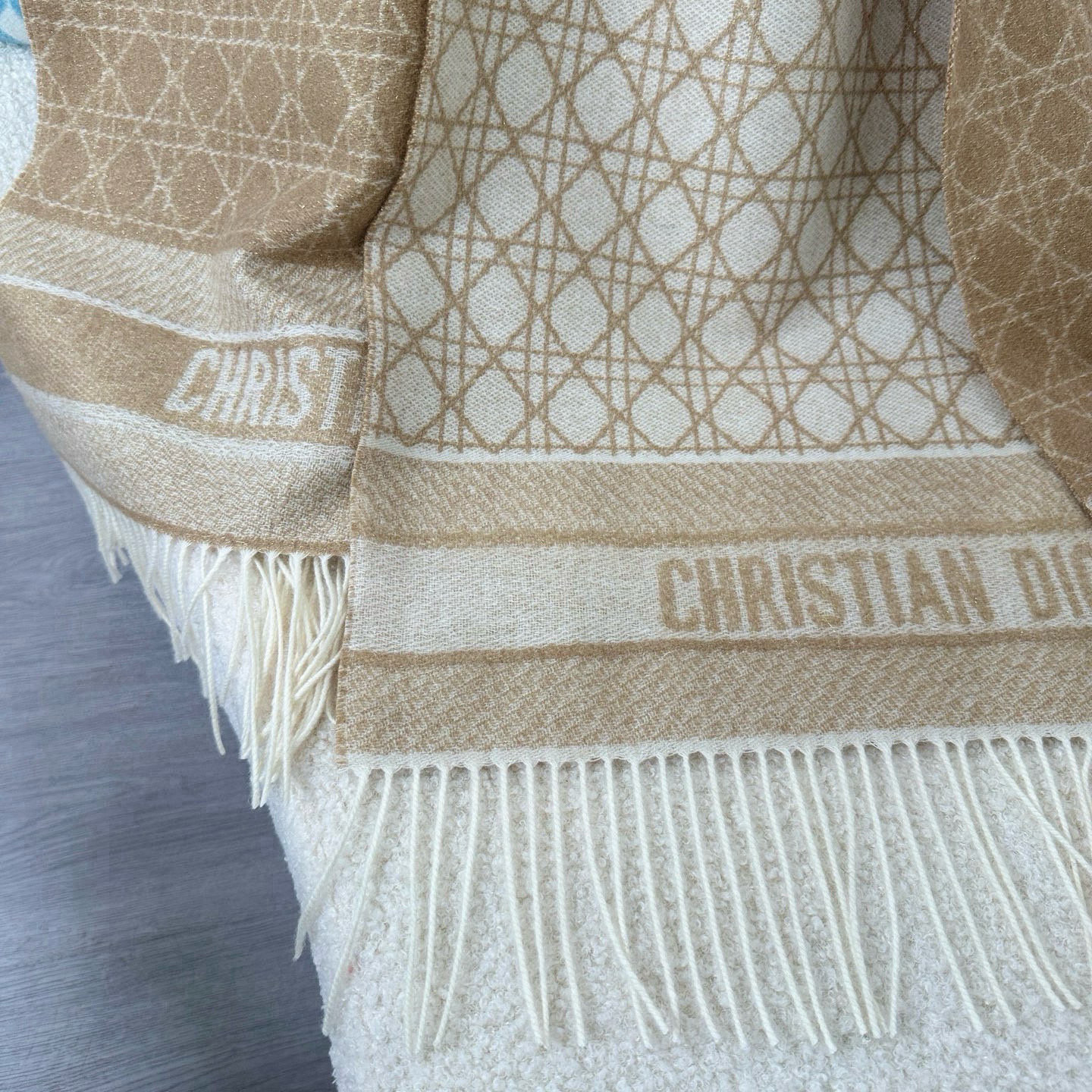 🆕CD新款菱格银丝羊绒双面提花大披肩‼️Blingbling 的银光闪闪，柔软亲肤，凭实力火出圈的经典款