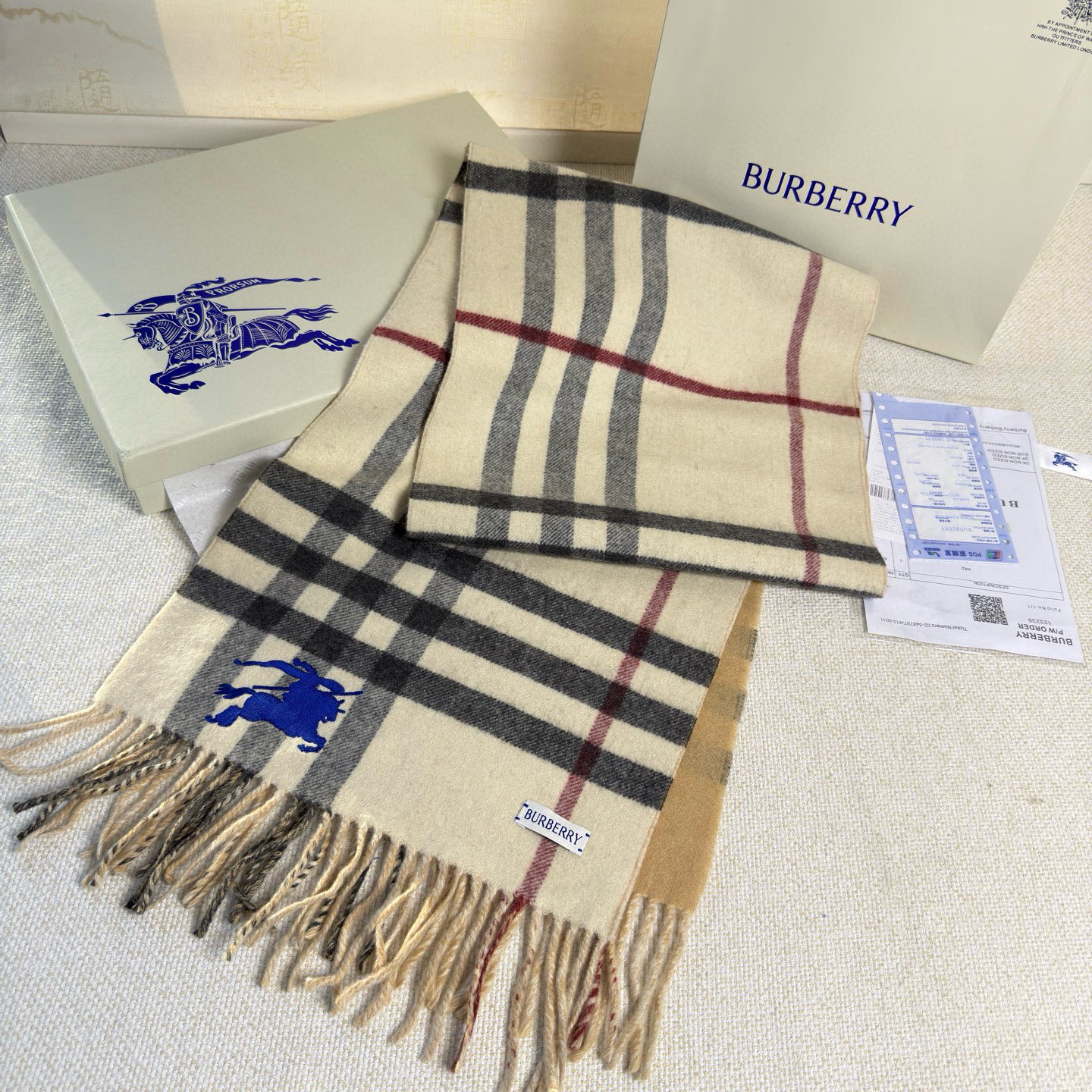 🆕Burberry最新款双面两用马术骑士徽标拼格纹羊绒围巾，这款含金量很高，双面刺绣工艺，印花工艺加提花