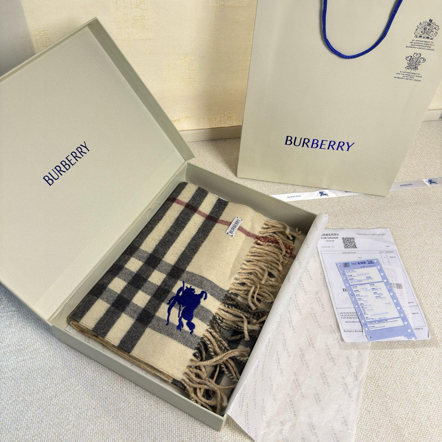 🆕Burberry最新款双面两用马术骑士徽标拼格纹羊绒围巾，这款含金量很高，双面刺绣工艺，印花工艺加提花