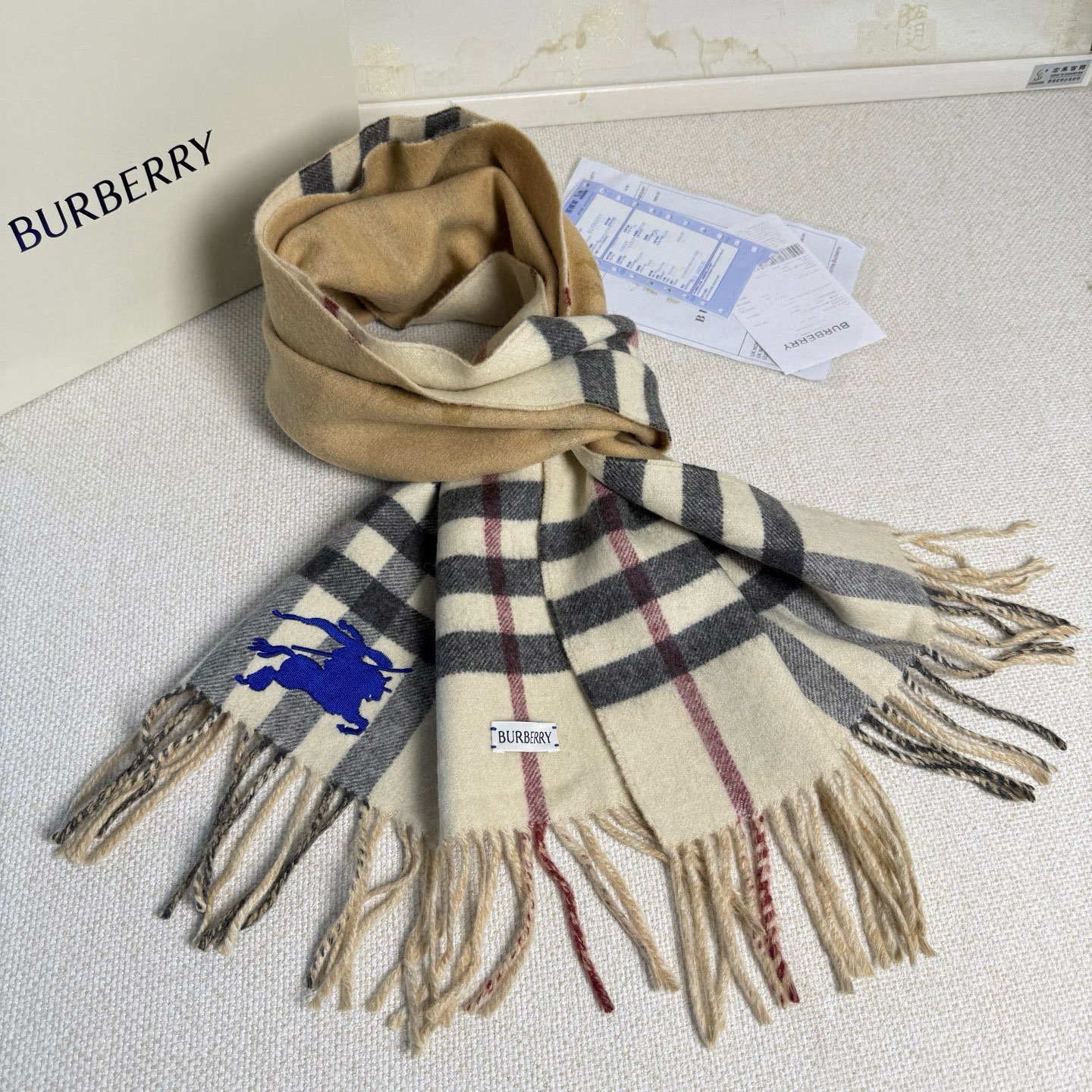 🆕Burberry最新款双面两用马术骑士徽标拼格纹羊绒围巾，这款含金量很高，双面刺绣工艺，印花工艺加提花