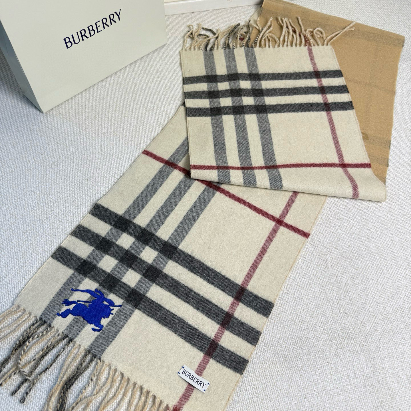 🆕Burberry最新款双面两用马术骑士徽标拼格纹羊绒围巾，这款含金量很高，双面刺绣工艺，印花工艺加提花