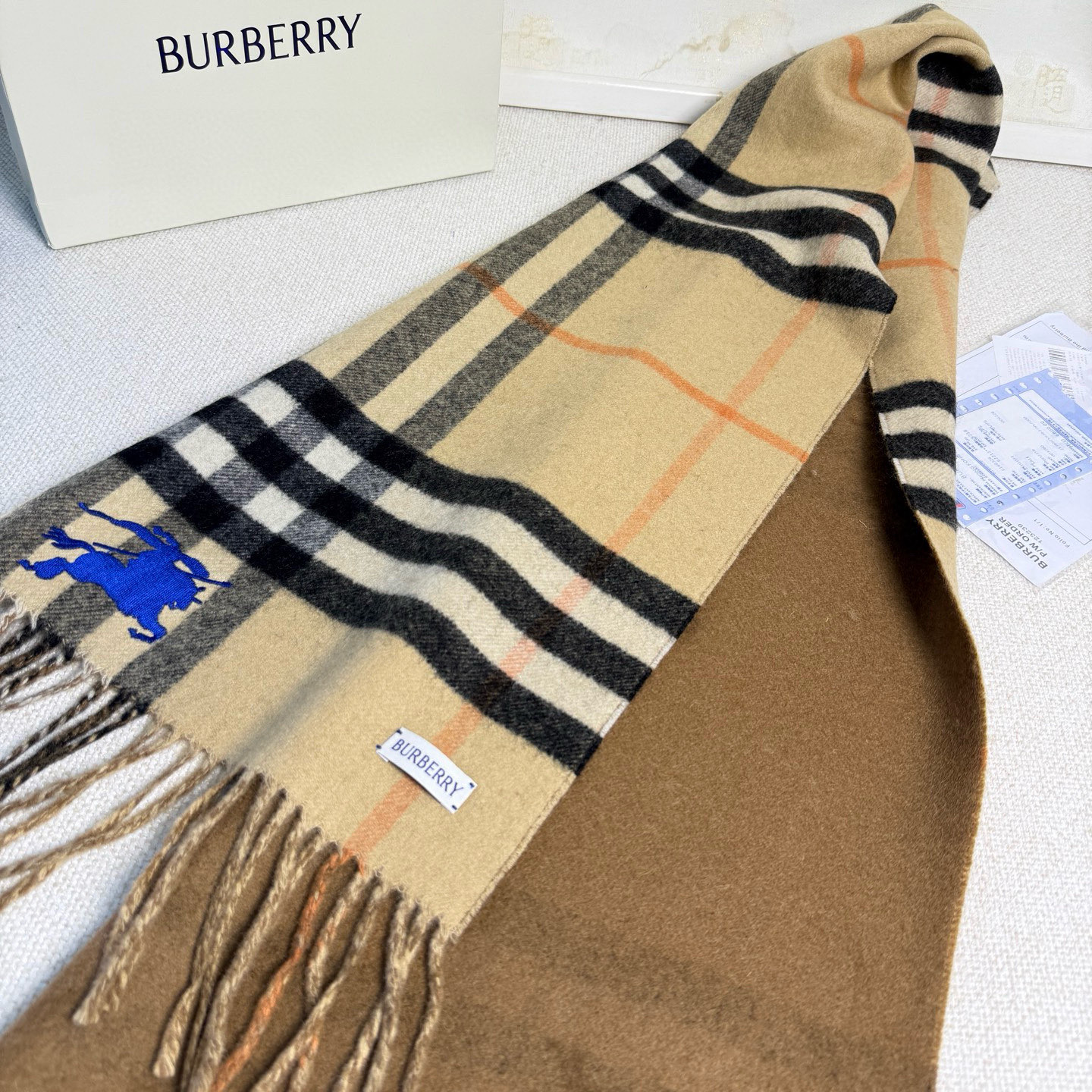 🆕Burberry最新款双面两用马术骑士徽标拼格纹羊绒围巾，这款含金量很高，双面刺绣工艺，印花工艺加提花