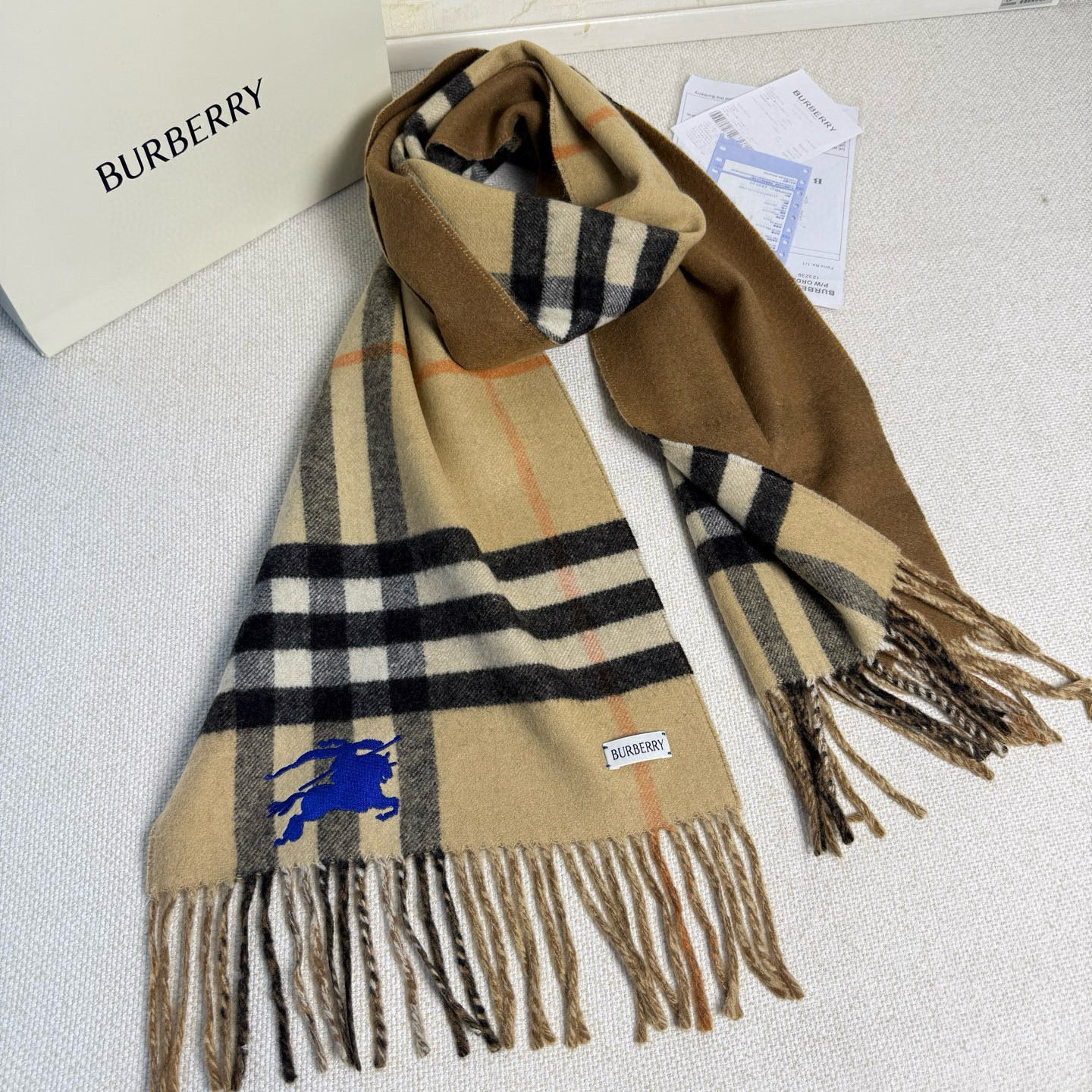 🆕Burberry最新款双面两用马术骑士徽标拼格纹羊绒围巾，这款含金量很高，双面刺绣工艺，印花工艺加提花