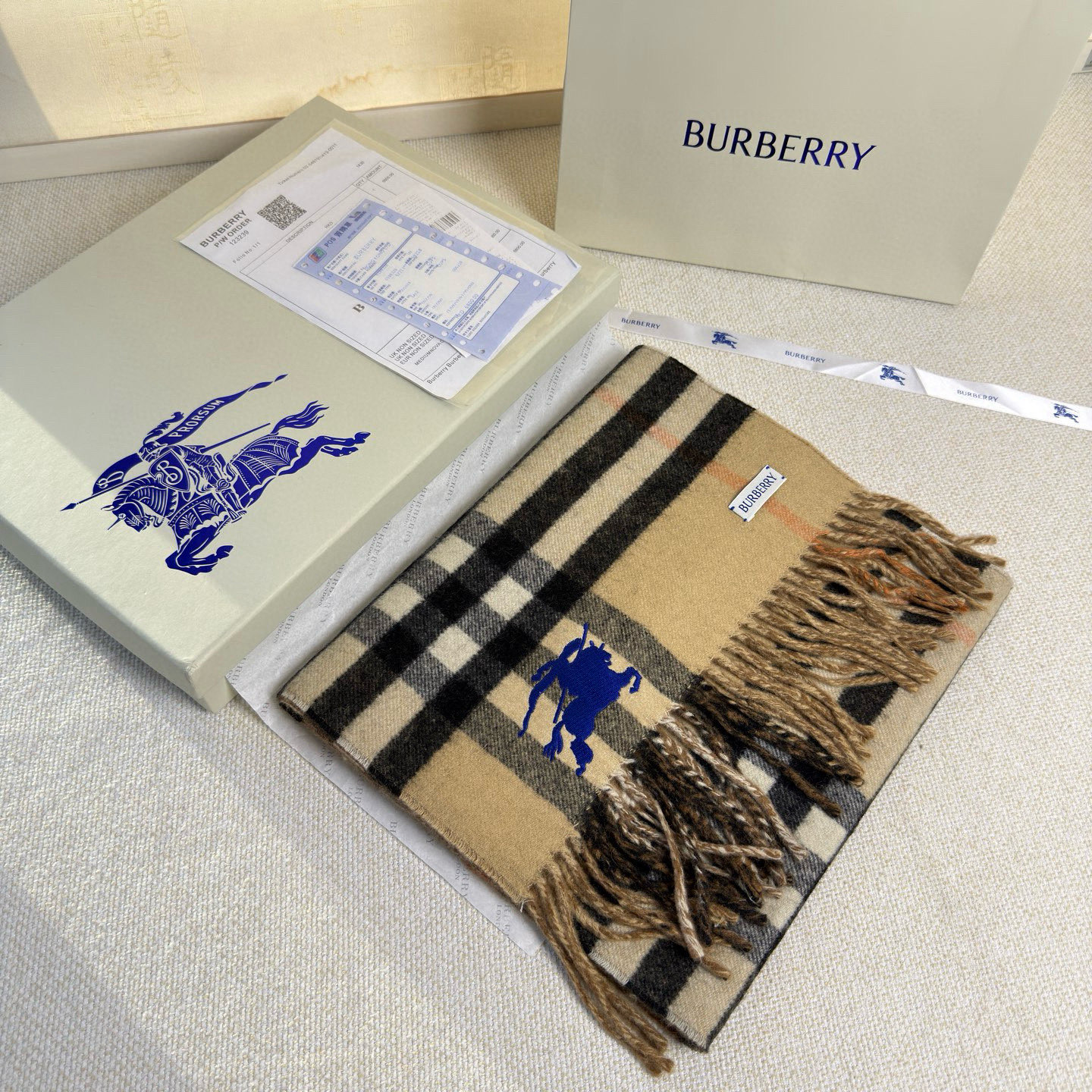 🆕Burberry最新款双面两用马术骑士徽标拼格纹羊绒围巾，这款含金量很高，双面刺绣工艺，印花工艺加提花