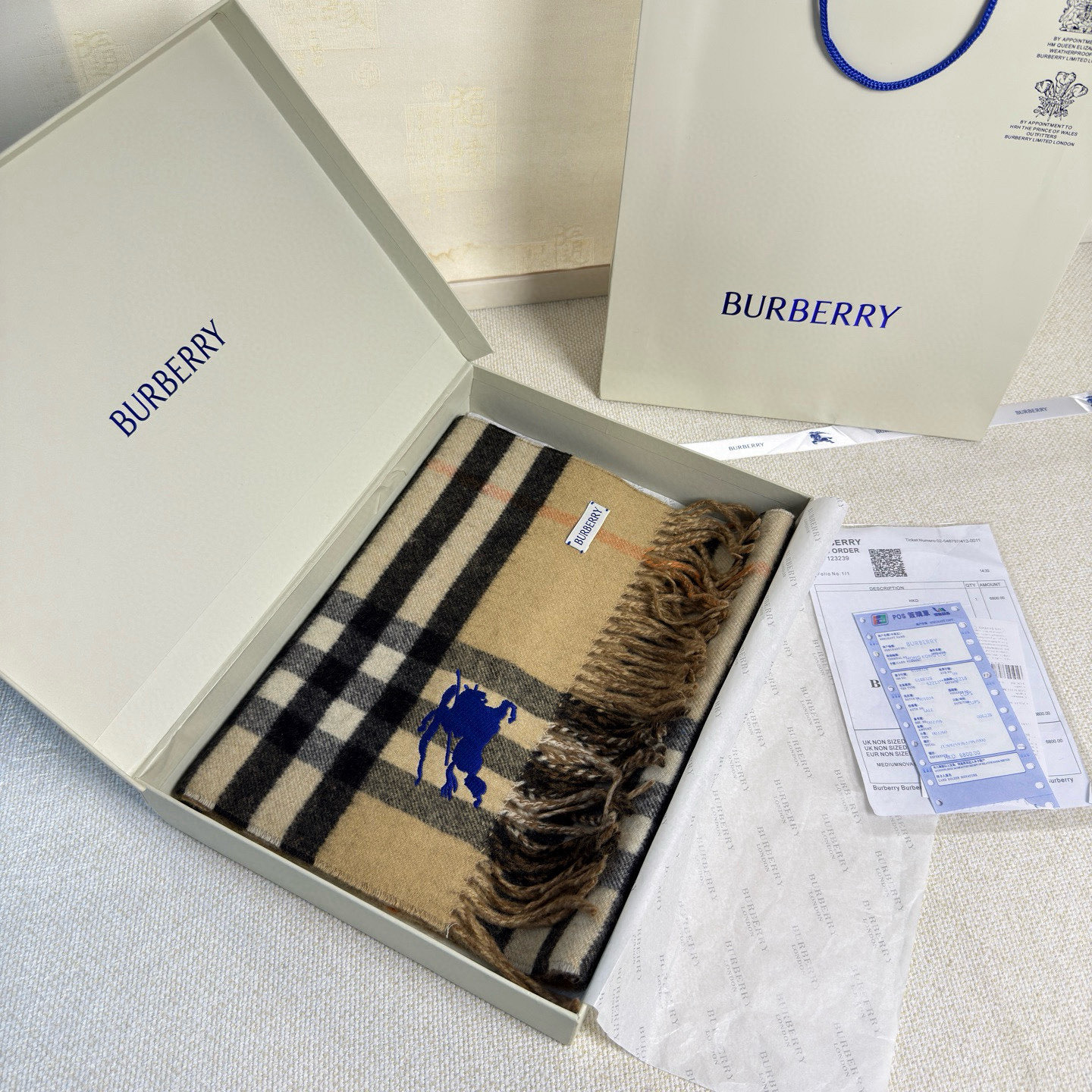 🆕Burberry最新款双面两用马术骑士徽标拼格纹羊绒围巾，这款含金量很高，双面刺绣工艺，印花工艺加提花