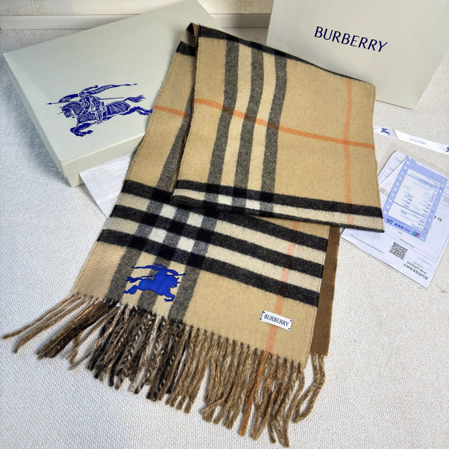 🆕Burberry最新款双面两用马术骑士徽标拼格纹羊绒围巾，这款含金量很高，双面刺绣工艺，印花工艺加提花