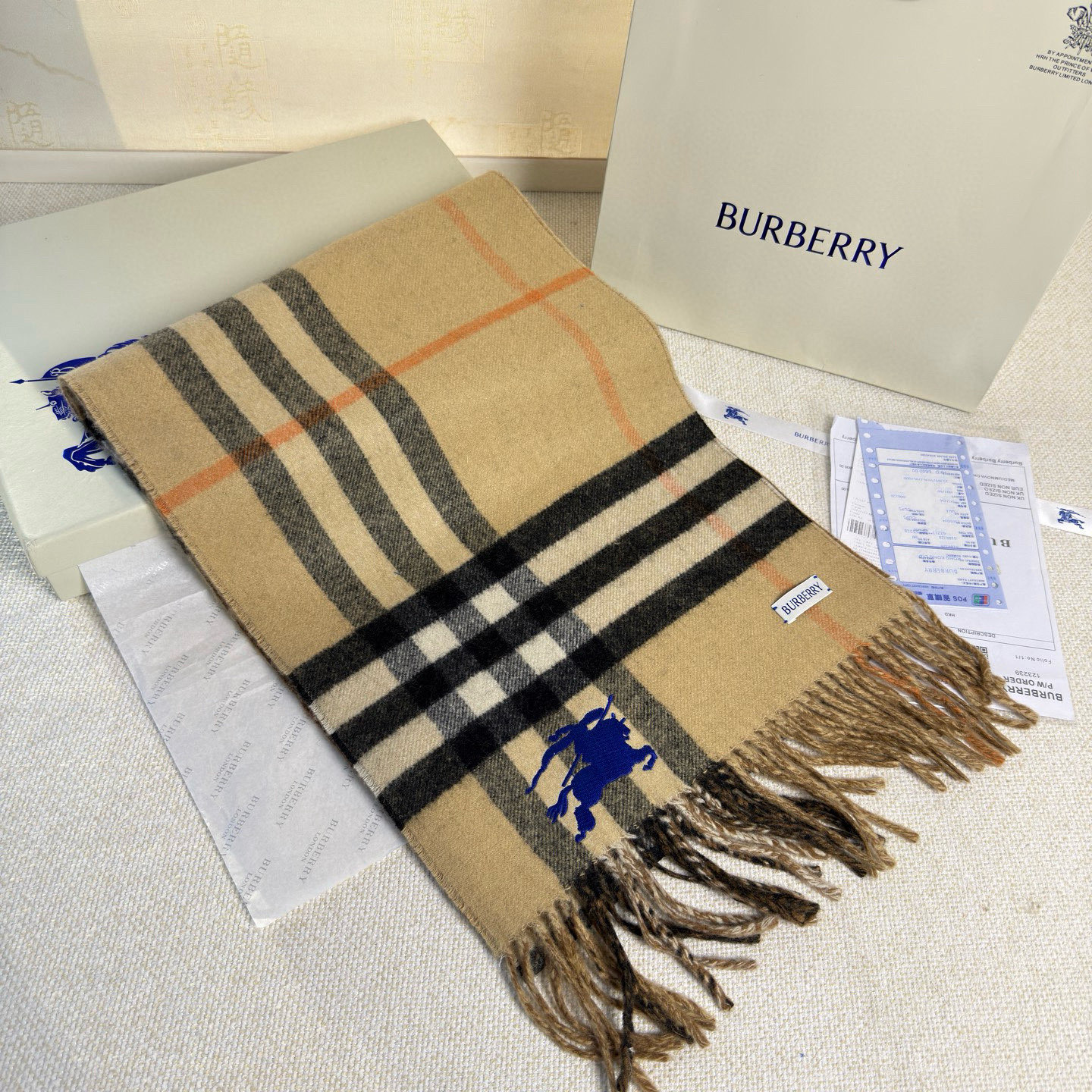 🆕Burberry最新款双面两用马术骑士徽标拼格纹羊绒围巾，这款含金量很高，双面刺绣工艺，印花工艺加提花