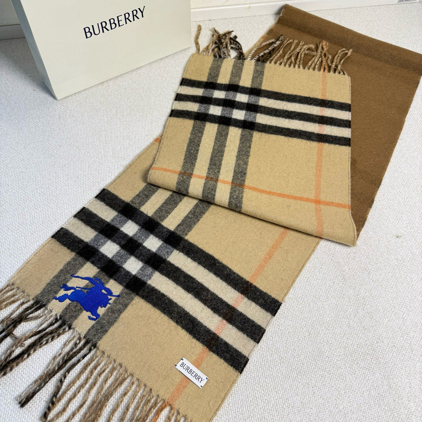 🆕Burberry最新款双面两用马术骑士徽标拼格纹羊绒围巾，这款含金量很高，双面刺绣工艺，印花工艺加提花