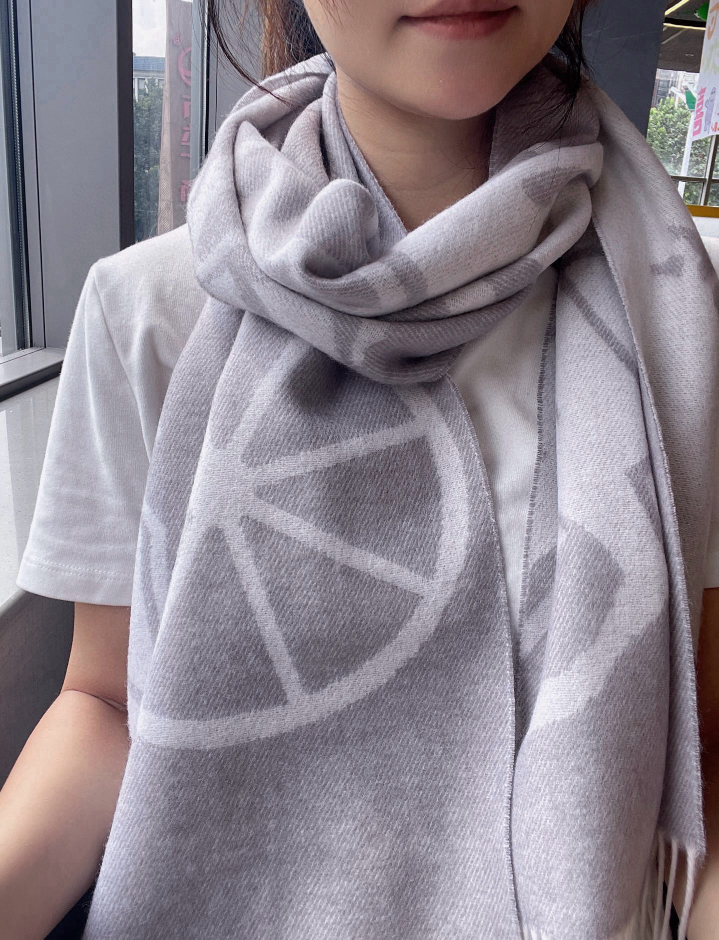 NO:581428,【Hermes ·  Hermès cashmere jacquard scarf, exquisite and gentle color matching, super obsessed with temperament, low-key, quiet and elegant] Highly recommended, high-end, comfortable and fashionable temperament, simple but not simple, double-sided jacquard H family elements, Super Amway Big H, this touching heart  Feminine scarf, elegant color design with classic H letter embroidery, the finishing touch without losing the beauty, the pursuit of successful people, the color is definitely a bit unique and fairy-like, the absolute choice for couples, the color is elegant, not enchanting, size 30  x 180cm high version scarf, high version scarf, hermes, hermes19860909【Hermes · 爱马仕羊绒提花围巾,精致的温柔配色,超级迷恋气质低调恬静又不失优雅】重点推荐高级舒适时髦气质,简约却又不简单,双面提花H家元素,超级安利大H这款触动内心的柔美围巾,素雅的颜色设计搭配经典的H字母刺绣,点睛之笔确又不失美感,成功人士的追求,色彩绝对有点独有的仙气,绝对的情侣款不二之选,颜色淡雅,不妖娆规格30 x 180cm高版本围巾,高版本围巾,hermes,hermes,scarf