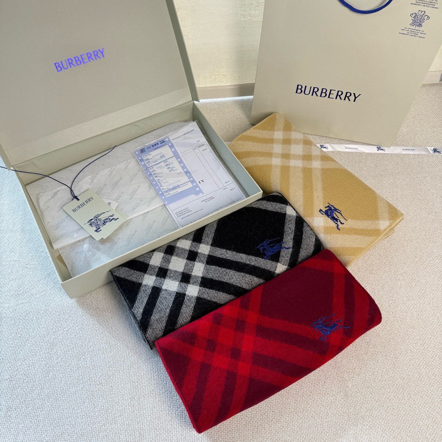 🆕Burberry新款苏格兰格纹羊绒围巾，超级火款的格纹款围巾之后，Bur又一款力作上市，Burberr