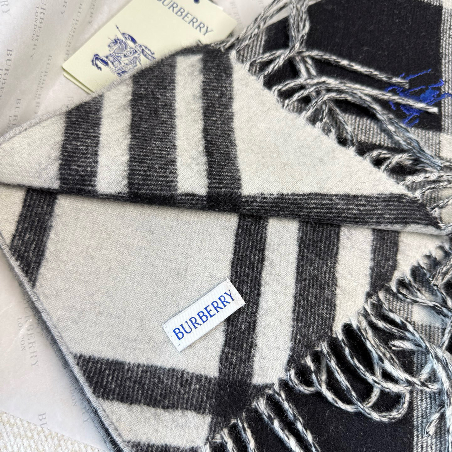 🆕Burberry新款苏格兰格纹羊绒围巾，超级火款的格纹款围巾之后，Bur又一款力作上市，Burberr