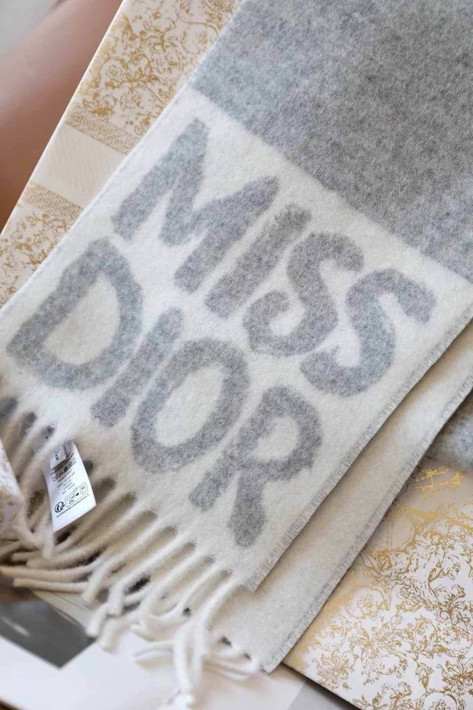 🆕我的天 真要給每人都要入的款 ！DIOR 冬季爆款羊絨围巾尺寸比常规細点，但不会累贅！撘大衣的绝配👍🏻