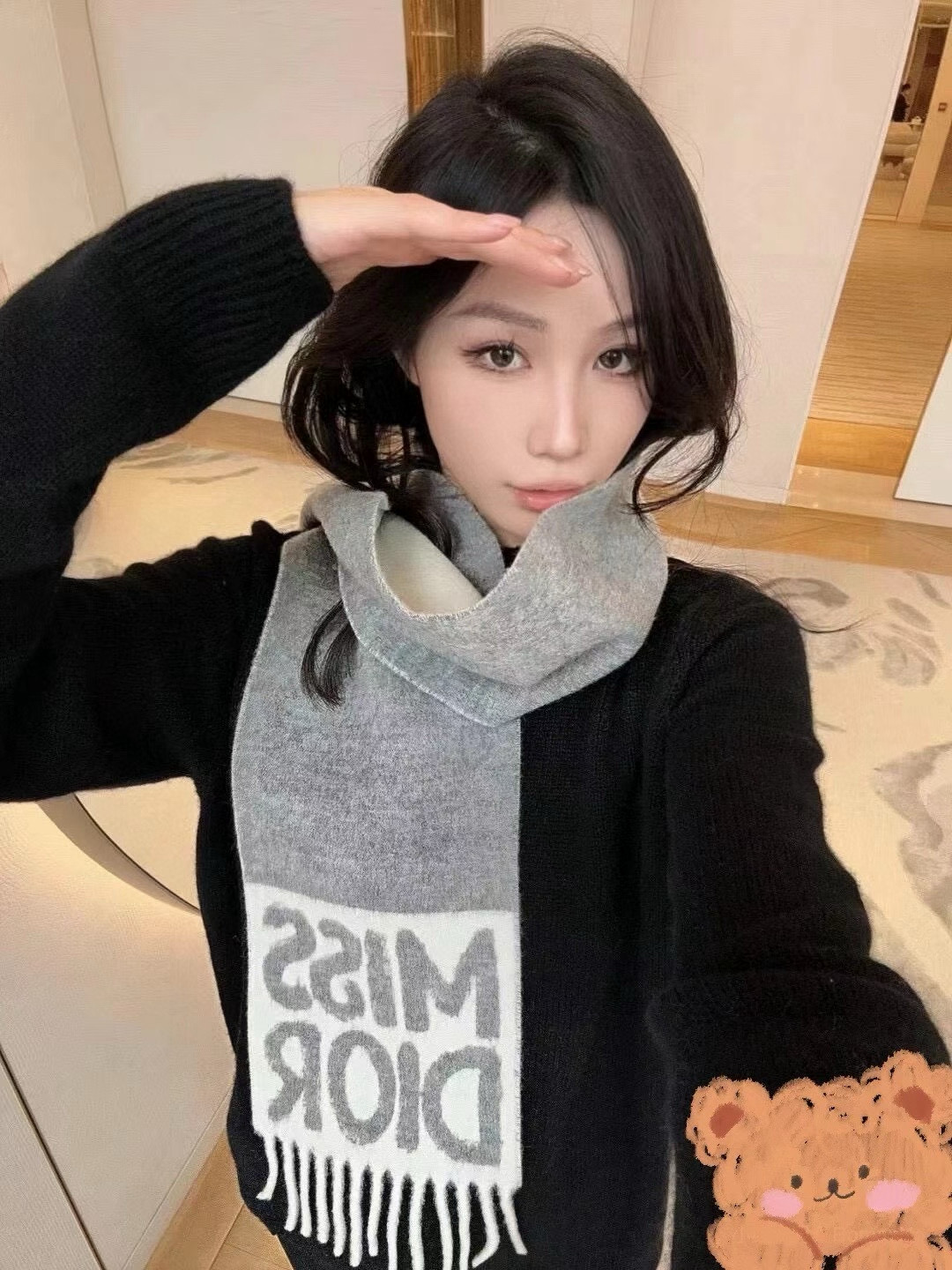 🆕我的天 真要給每人都要入的款 ！DIOR 冬季爆款羊絨围巾尺寸比常规細点，但不会累贅！撘大衣的绝配👍🏻