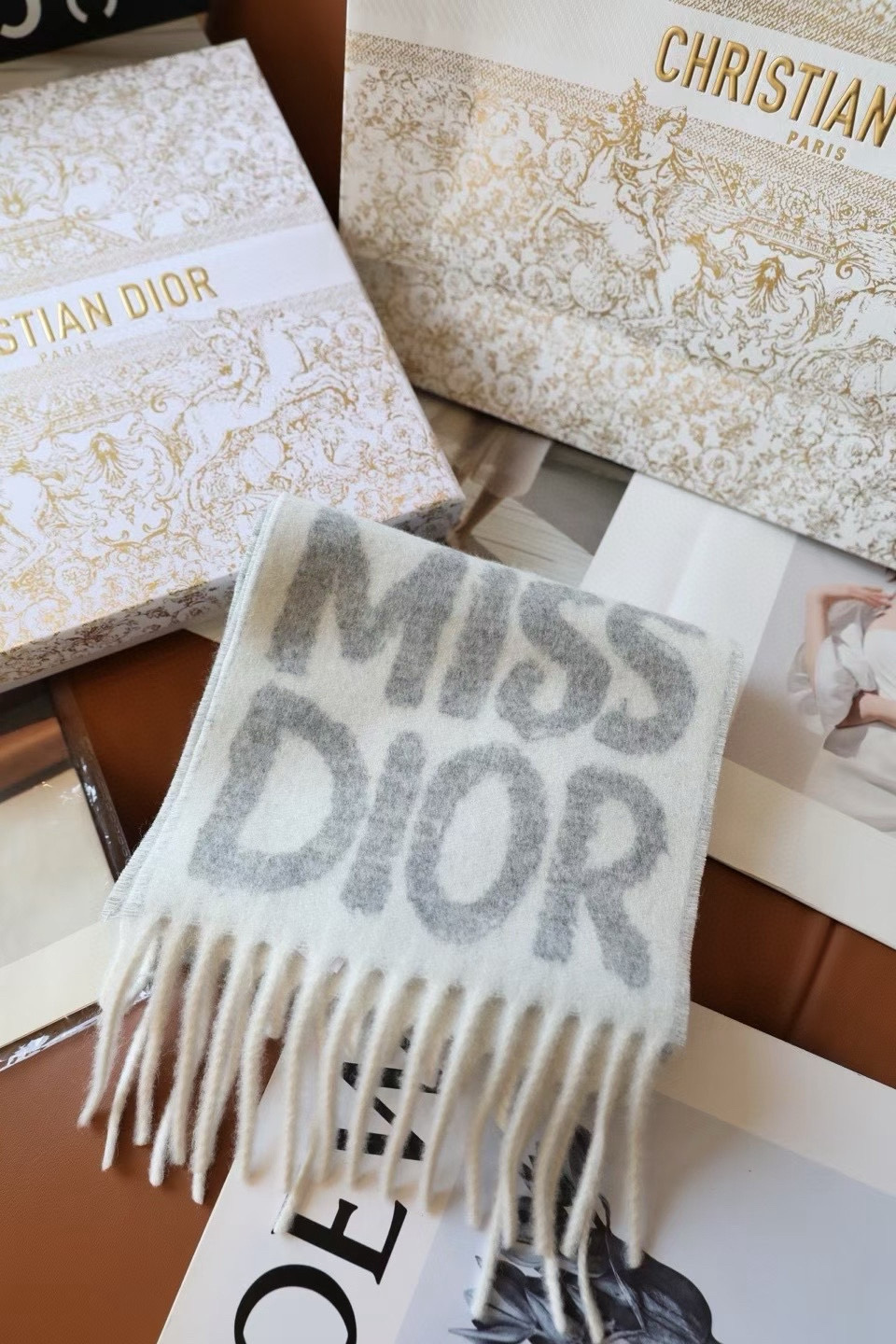 🆕我的天 真要給每人都要入的款 ！DIOR 冬季爆款羊絨围巾尺寸比常规細点，但不会累贅！撘大衣的绝配👍🏻