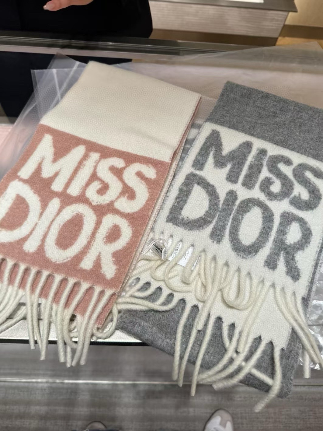 🆕我的天 真要給每人都要入的款 ！DIOR 冬季爆款羊絨围巾尺寸比常规細点，但不会累贅！撘大衣的绝配👍🏻