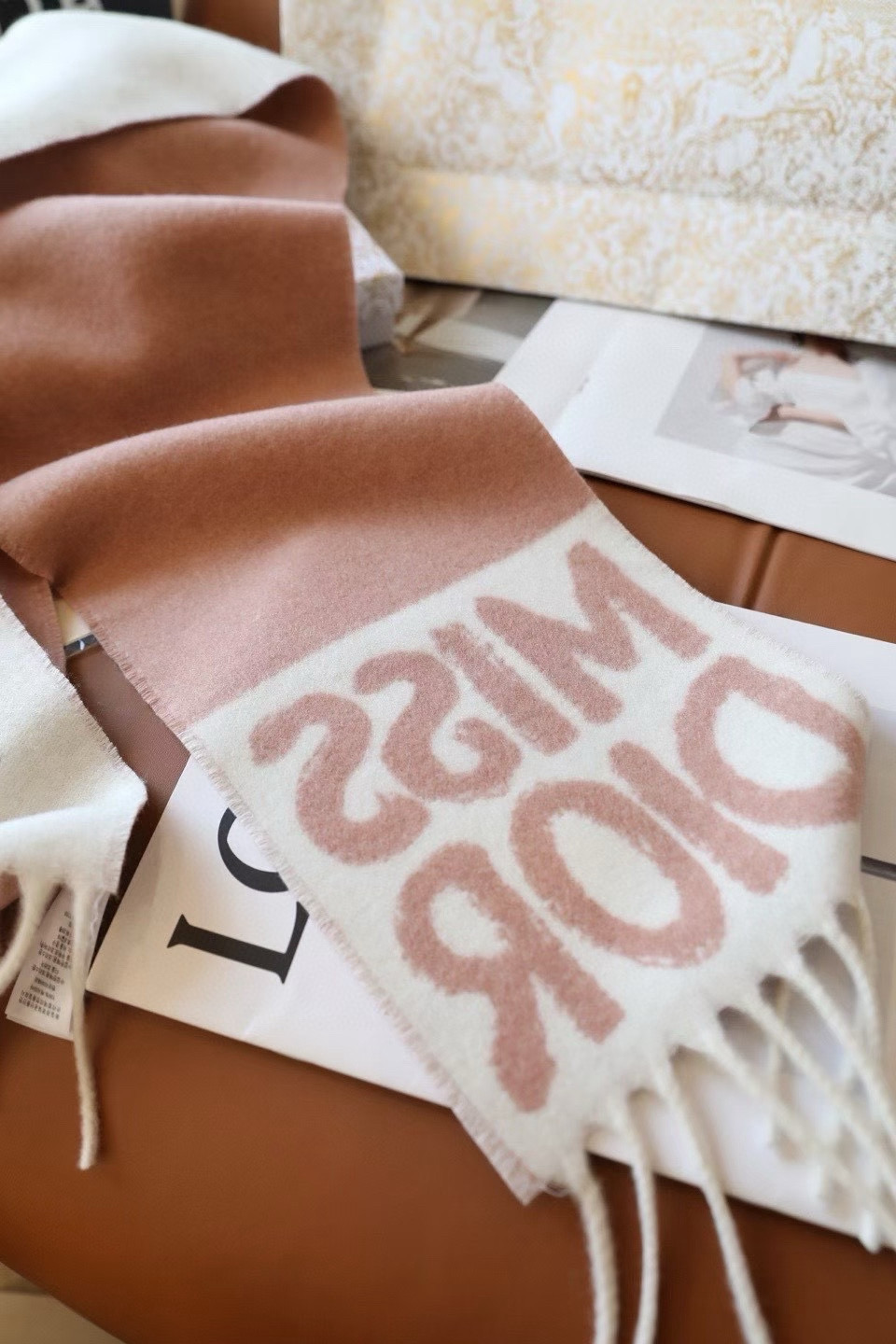 🆕我的天 真要給每人都要入的款 ！DIOR 冬季爆款羊絨围巾尺寸比常规細点，但不会累贅！撘大衣的绝配👍🏻