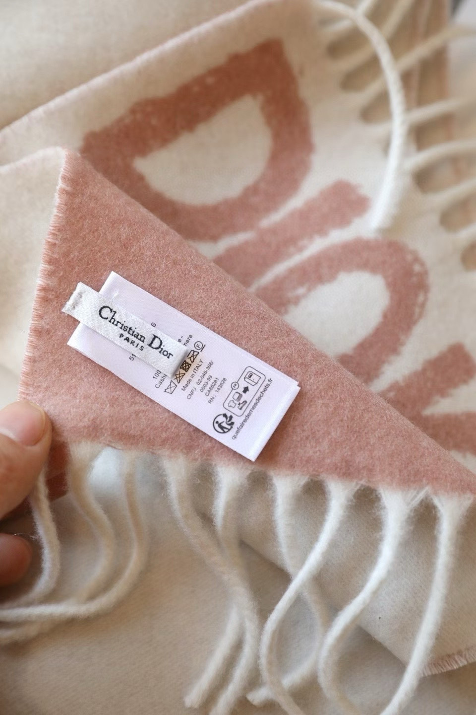 🆕我的天 真要給每人都要入的款 ！DIOR 冬季爆款羊絨围巾尺寸比常规細点，但不会累贅！撘大衣的绝配👍🏻