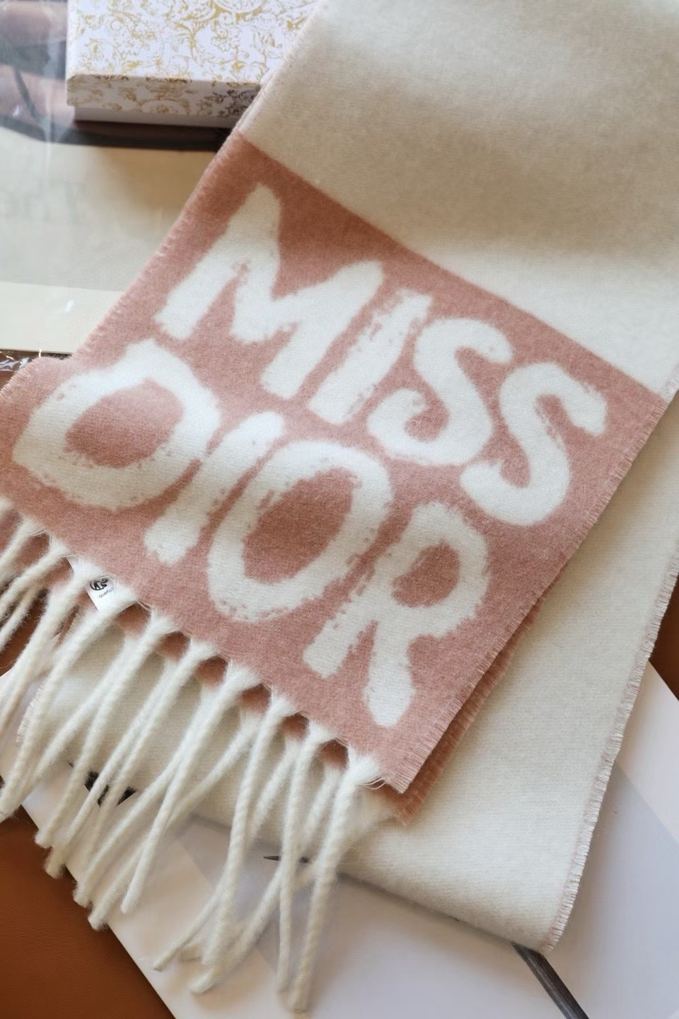 🆕我的天 真要給每人都要入的款 ！DIOR 冬季爆款羊絨围巾尺寸比常规細点，但不会累贅！撘大衣的绝配👍🏻