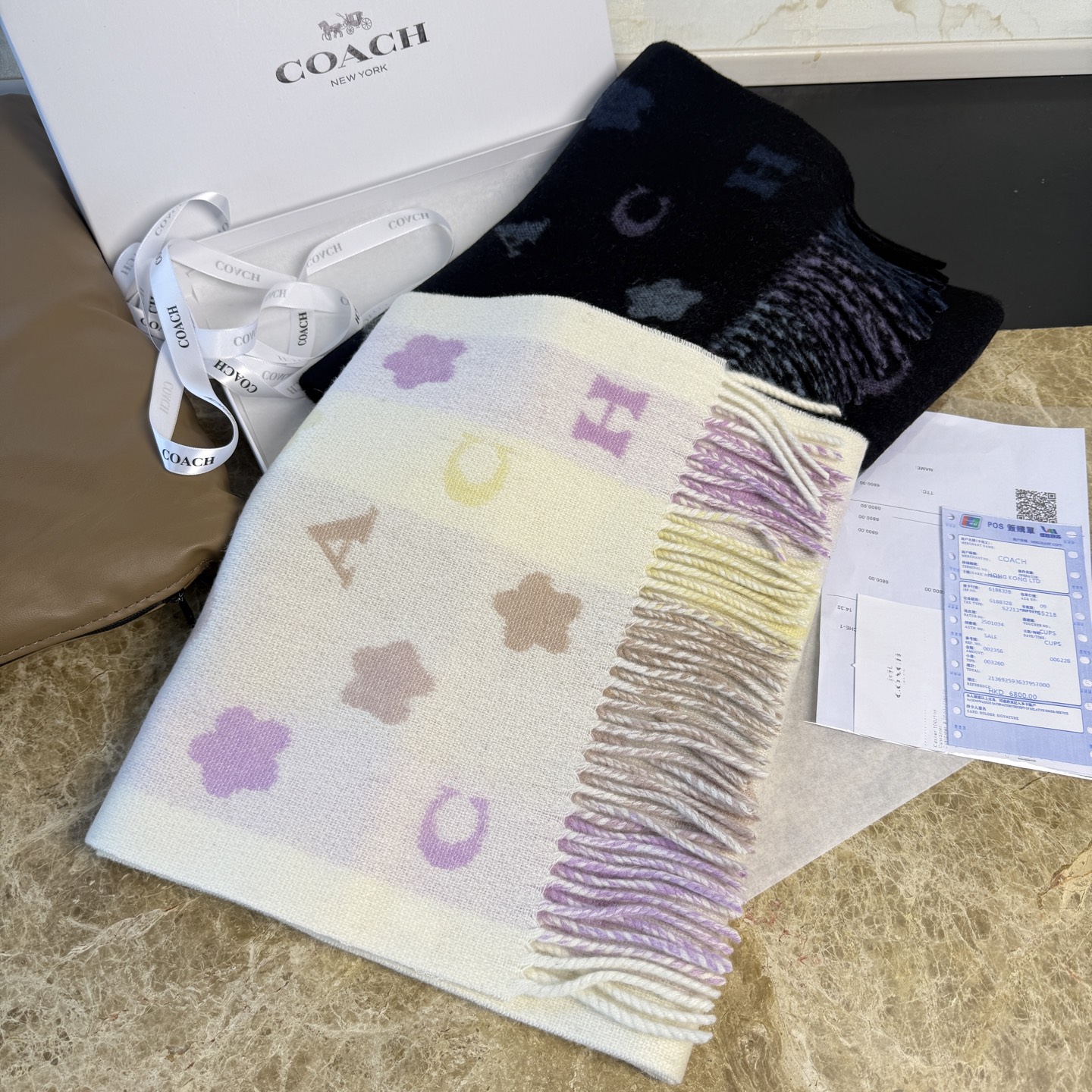 🆕COACH · 蔻驰男女通用彩条围巾❗️也太好看了吧！不仅有颜值还有品质，95%绵羊毛+5%山羊绒，手