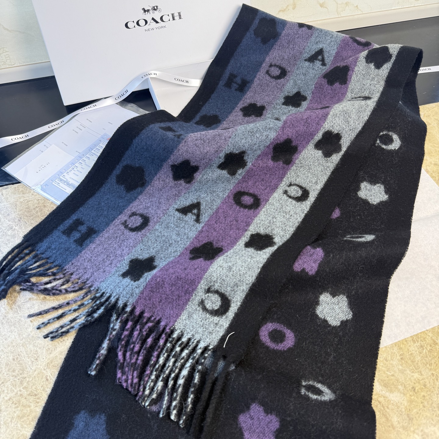 🆕COACH · 蔻驰男女通用彩条围巾❗️也太好看了吧！不仅有颜值还有品质，95%绵羊毛+5%山羊绒，手