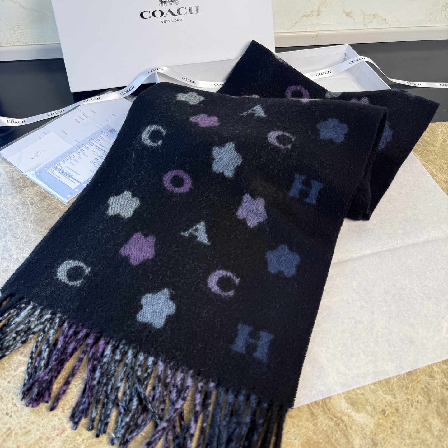 🆕COACH · 蔻驰男女通用彩条围巾❗️也太好看了吧！不仅有颜值还有品质，95%绵羊毛+5%山羊绒，手