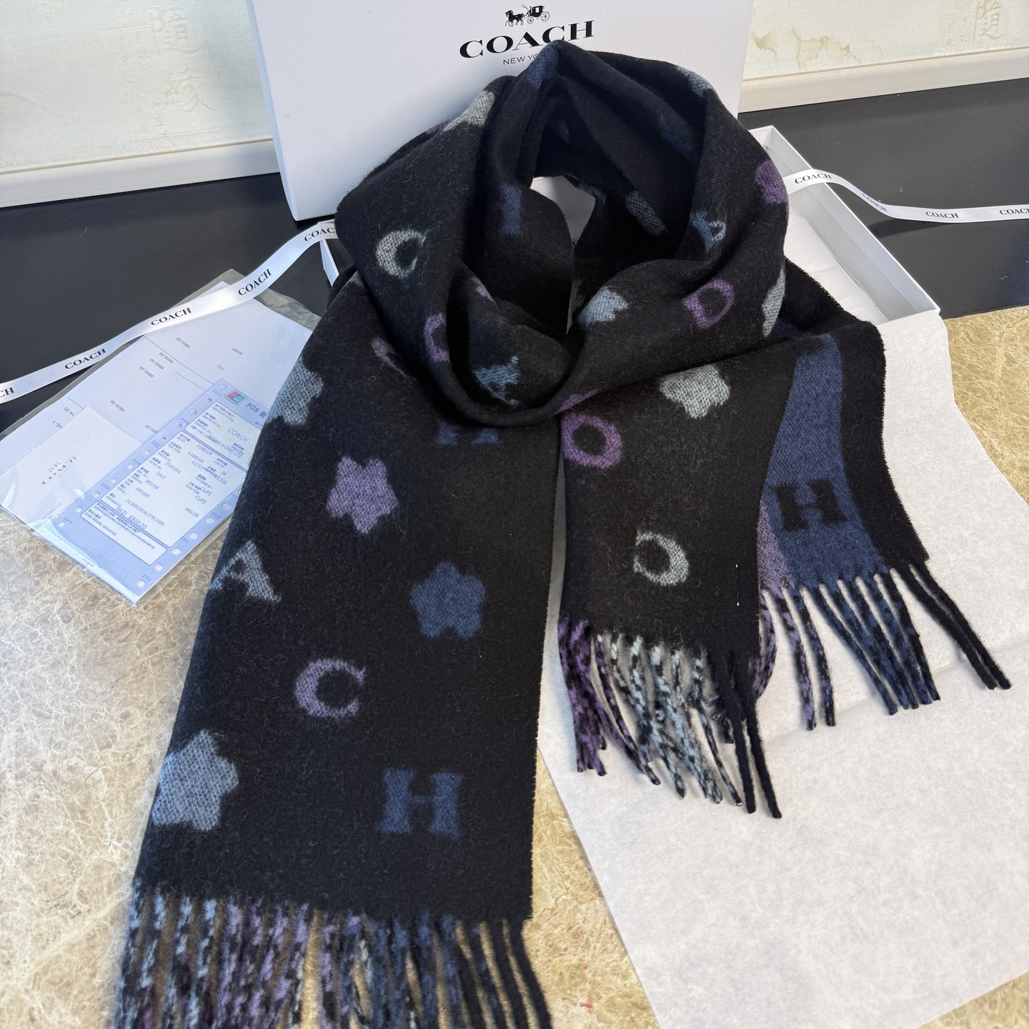 🆕COACH · 蔻驰男女通用彩条围巾❗️也太好看了吧！不仅有颜值还有品质，95%绵羊毛+5%山羊绒，手