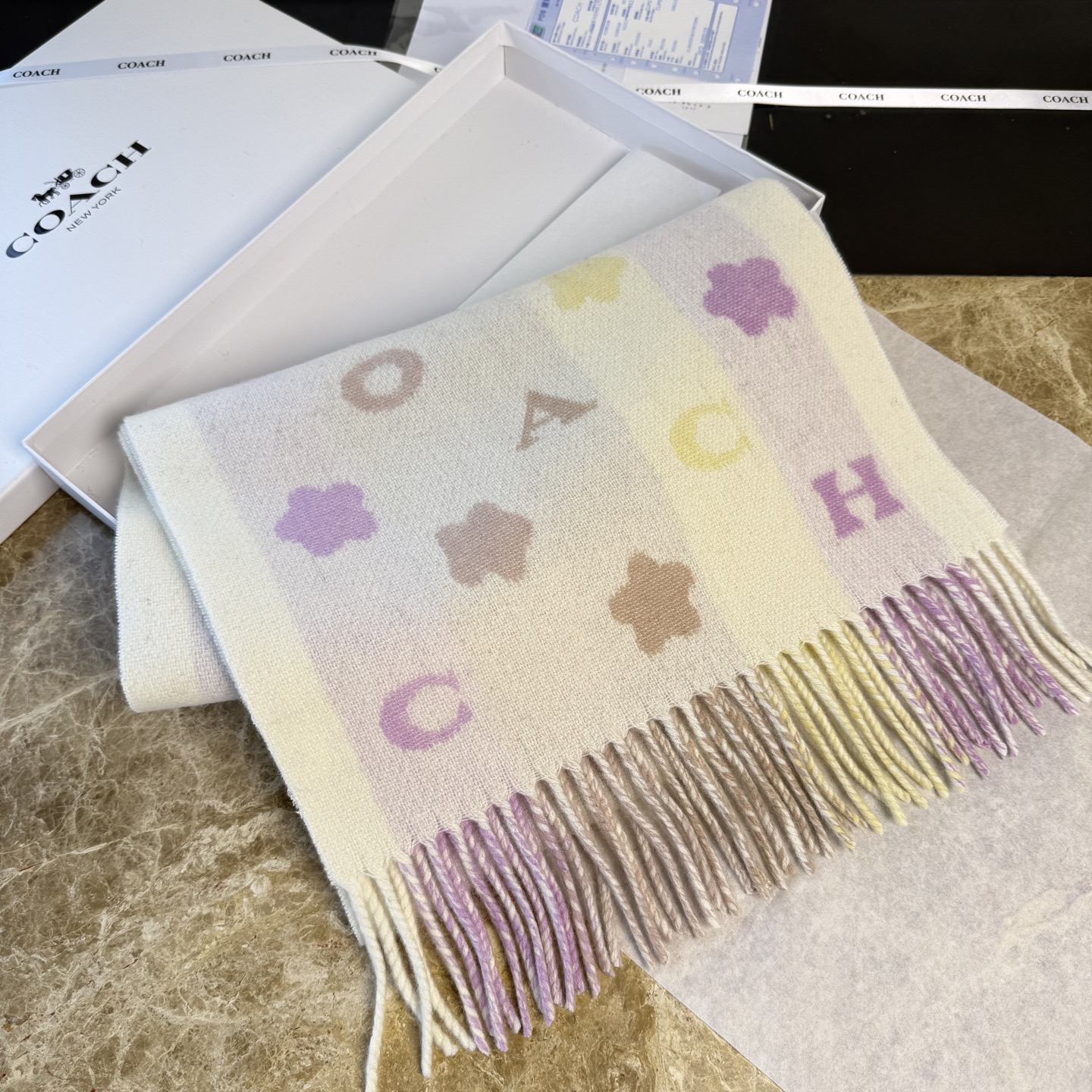 🆕COACH · 蔻驰男女通用彩条围巾❗️也太好看了吧！不仅有颜值还有品质，95%绵羊毛+5%山羊绒，手