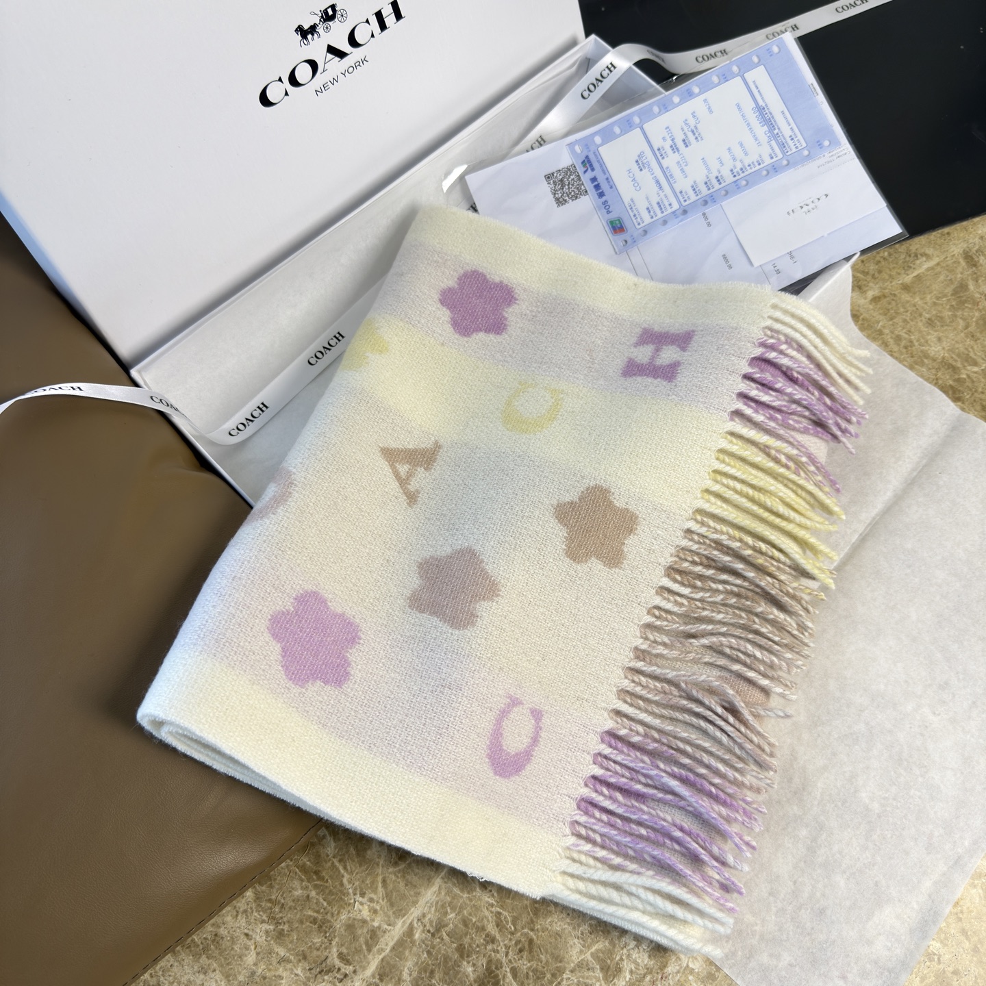 🆕COACH · 蔻驰男女通用彩条围巾❗️也太好看了吧！不仅有颜值还有品质，95%绵羊毛+5%山羊绒，手