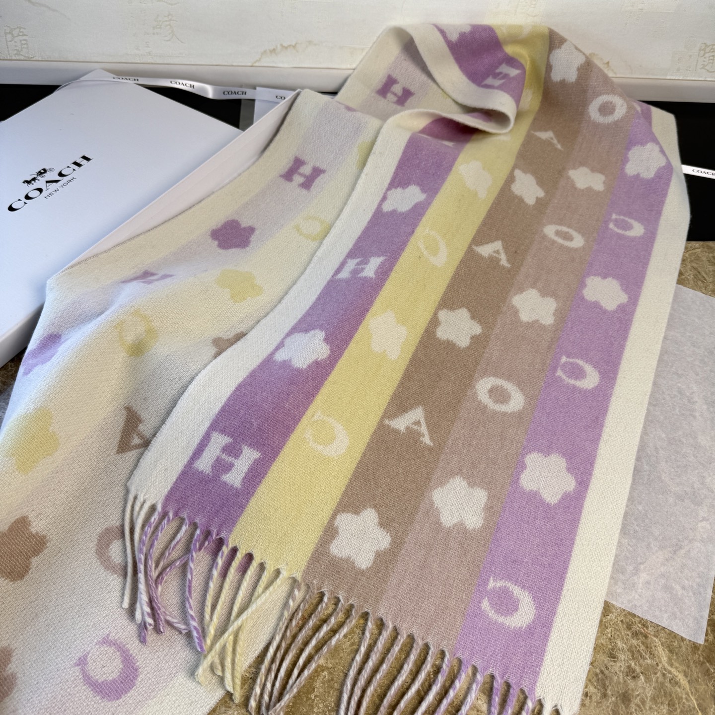 🆕COACH · 蔻驰男女通用彩条围巾❗️也太好看了吧！不仅有颜值还有品质，95%绵羊毛+5%山羊绒，手