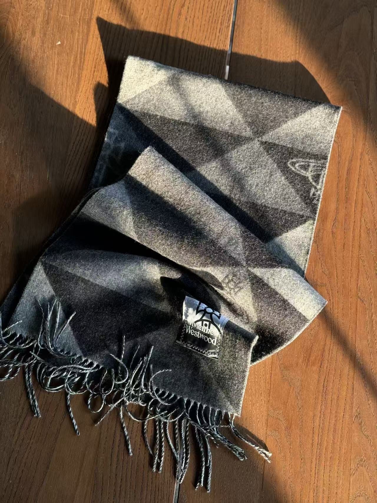 🆕𝐕𝐢𝐯𝐢𝐞𝐧𝐧𝐞 𝐖𝐞𝐬𝐭𝐰𝐨𝐨𝐝🪐顶级品质英国朋克教母“西太后”最爱的土星❗❗从精神上，Vivenn