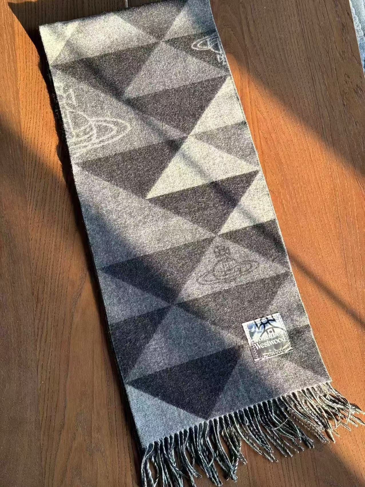 🆕𝐕𝐢𝐯𝐢𝐞𝐧𝐧𝐞 𝐖𝐞𝐬𝐭𝐰𝐨𝐨𝐝🪐顶级品质英国朋克教母“西太后”最爱的土星❗❗从精神上，Vivenn