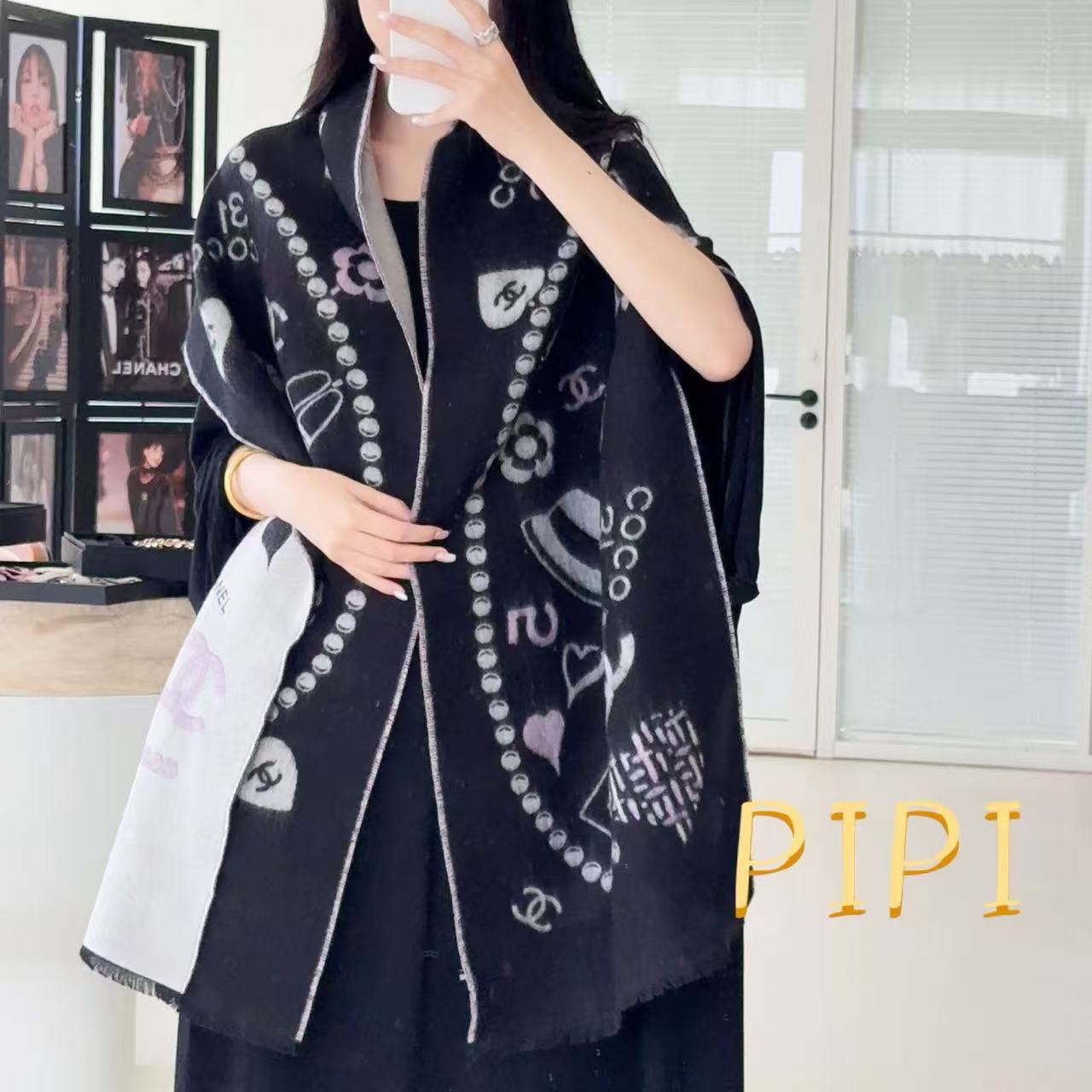 NO:581431,Chanel 25B pearl coco 50*200cm. Cashmere. Selected top-quality cashmere/sheep wool/mulberry silk, blended with exquisite craftsmanship. It feels delicate and smooth, light and weightless, giving the neck a cloud-like warmth and skin-friendly experience, explaining what 'wearable luxury' is.  '(Wearable luxury). A simple outfit will become more simple with a right scarf. Relaxed, comfortable, and comes with exquisite filters. High version scarf, high version scarf, chanel19860909Chanel 25B珍珠coco 50*200cm.山羊绒 精选顶级山羊绒/绵羊毛/桑蚕丝,融合精湛工艺.触感细腻柔滑,轻盈无负重感,给予颈间云端般的温暖与亲肤体验,诠释何为“ wearable luxury ”（可穿戴的奢华）.一身简单的穿搭,会因为一条对的围巾而变得不简单.轻松,惬意,又自带精致滤镜.高版本围巾,高版本围巾,chanel,scarf