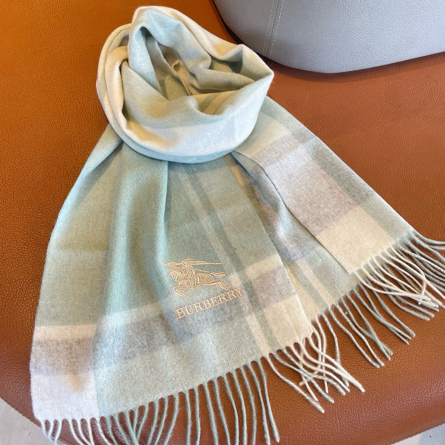 🆕Burberry ·巴宝莉出口订单尾货❗️说实话，设计非常简单，但那经典刺绣战马的点缀就是让围巾显得非