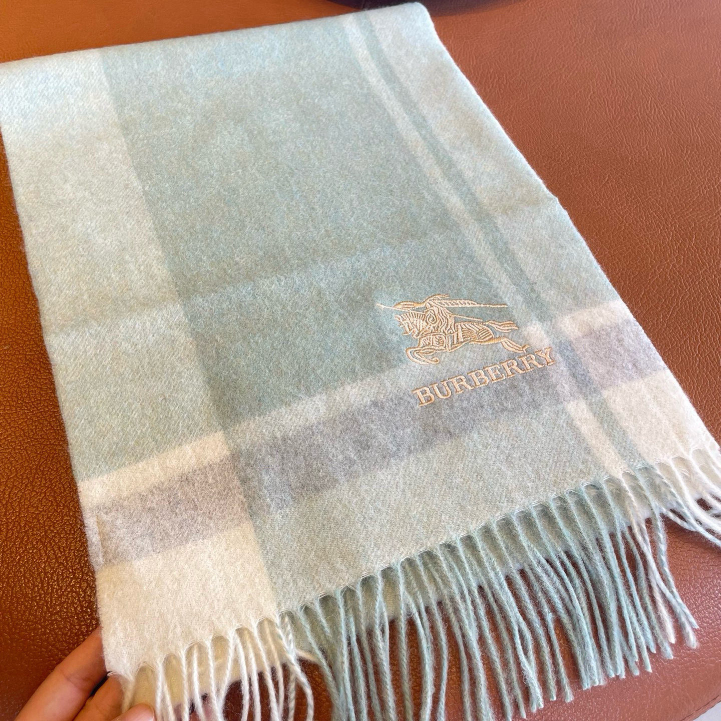 🆕Burberry ·巴宝莉出口订单尾货❗️说实话，设计非常简单，但那经典刺绣战马的点缀就是让围巾显得非