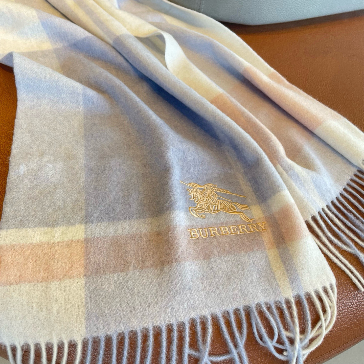 🆕Burberry ·巴宝莉出口订单尾货❗️说实话，设计非常简单，但那经典刺绣战马的点缀就是让围巾显得非